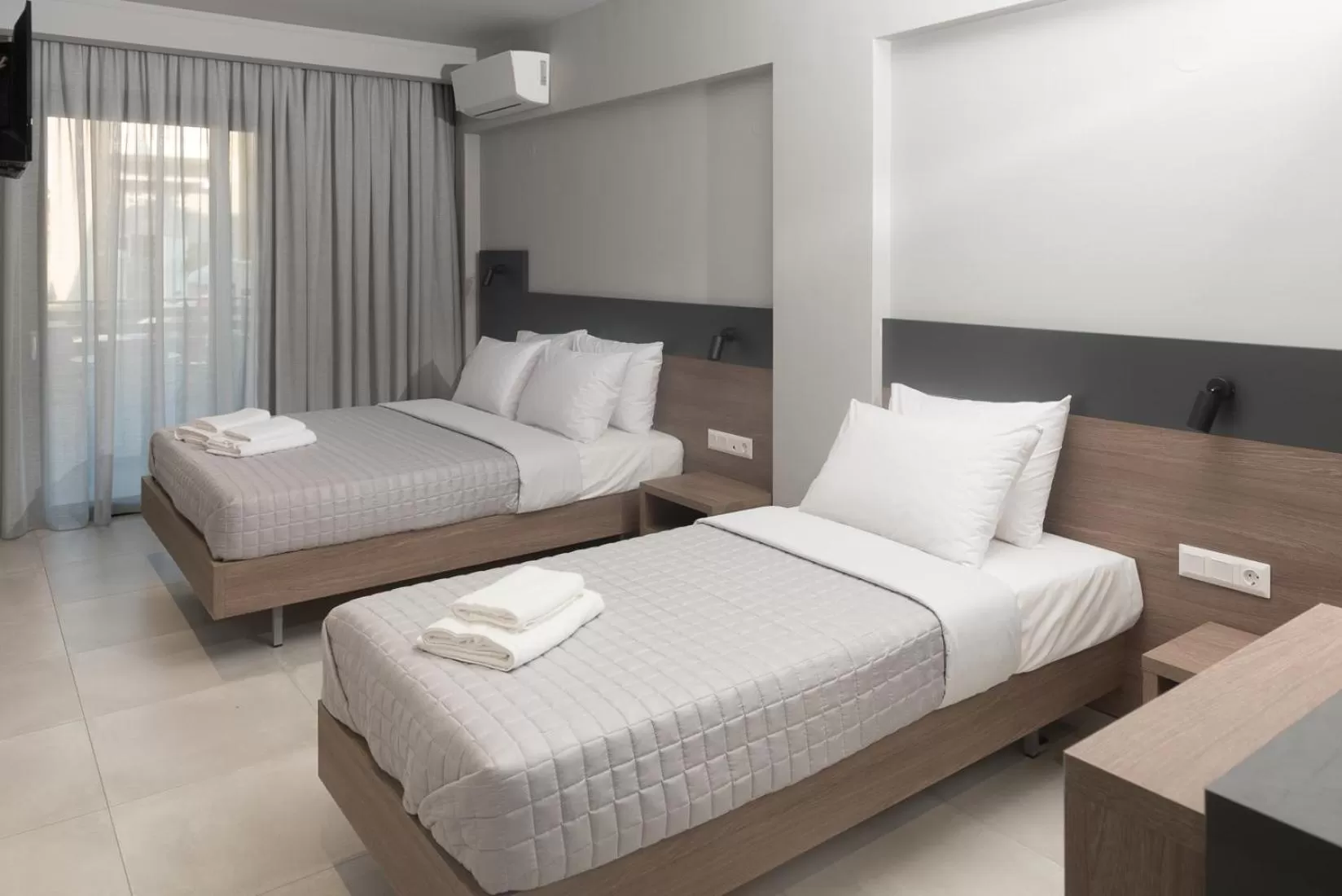 Triple Room with Balcony in Elizabeth Queen Luxury Rooms