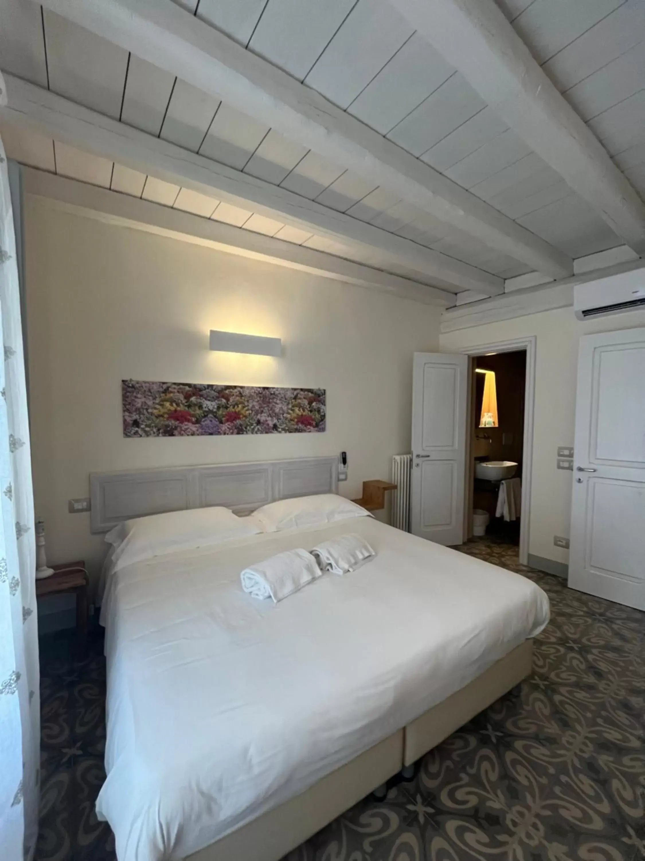 Bed in Antico Mondo Rooms & Suites