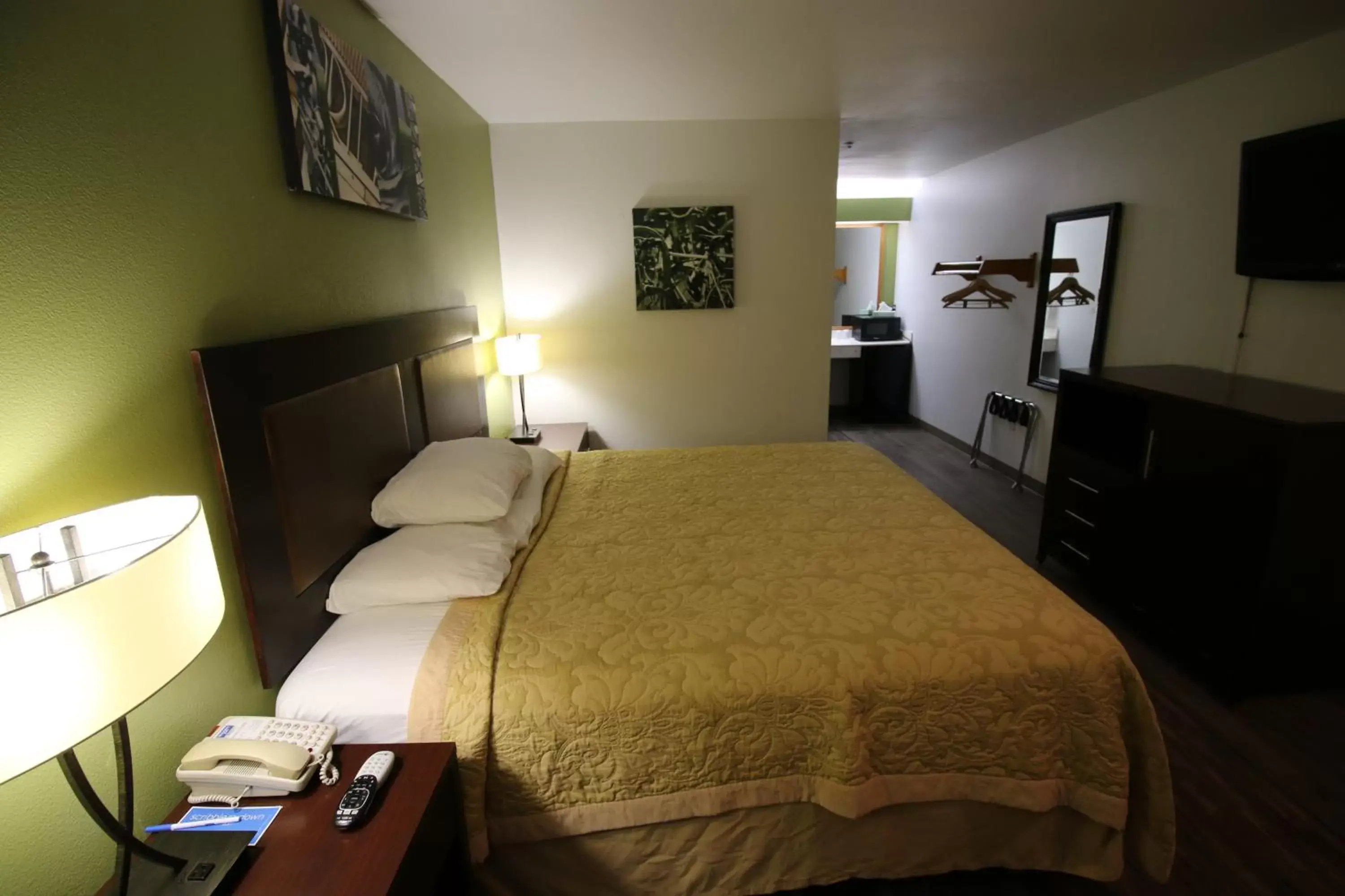 Photo of the whole room, Bed in Rice Hill Inn