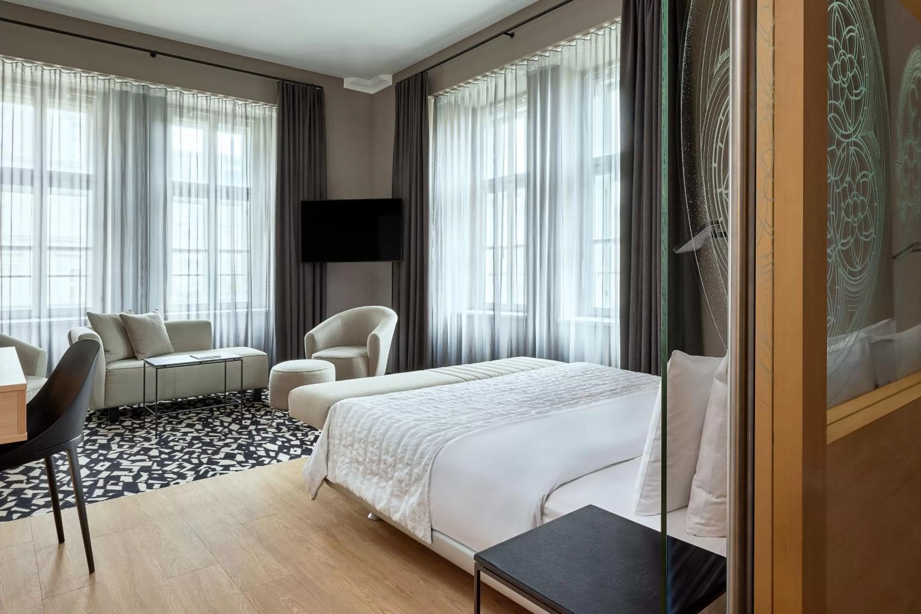 Photo of the whole room, Bed in Le Méridien Vienna