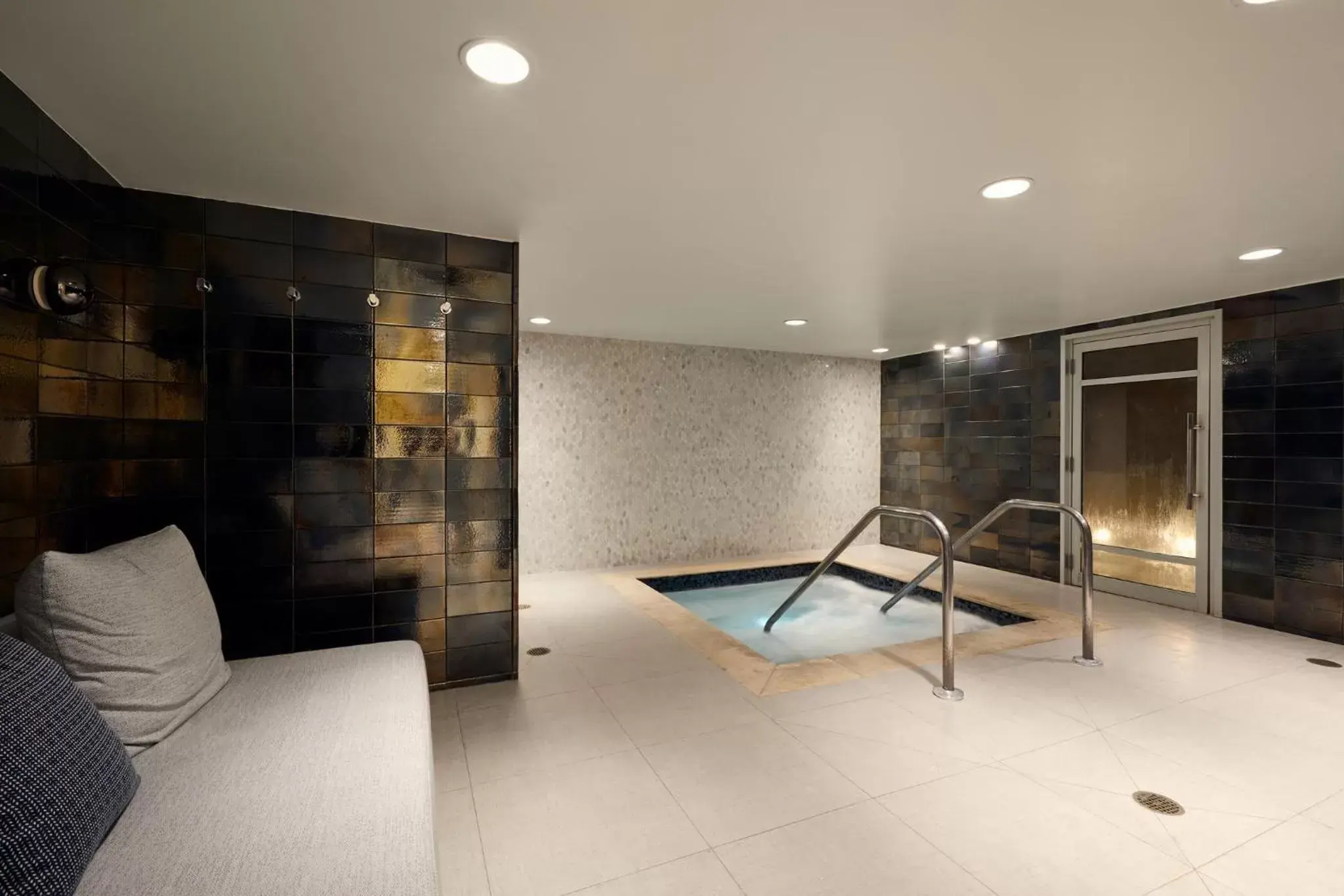 Spa and wellness centre/facilities, Swimming Pool in Loews Miami Beach Hotel