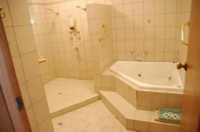Bathroom in McLaren Vale Motel & Apartments