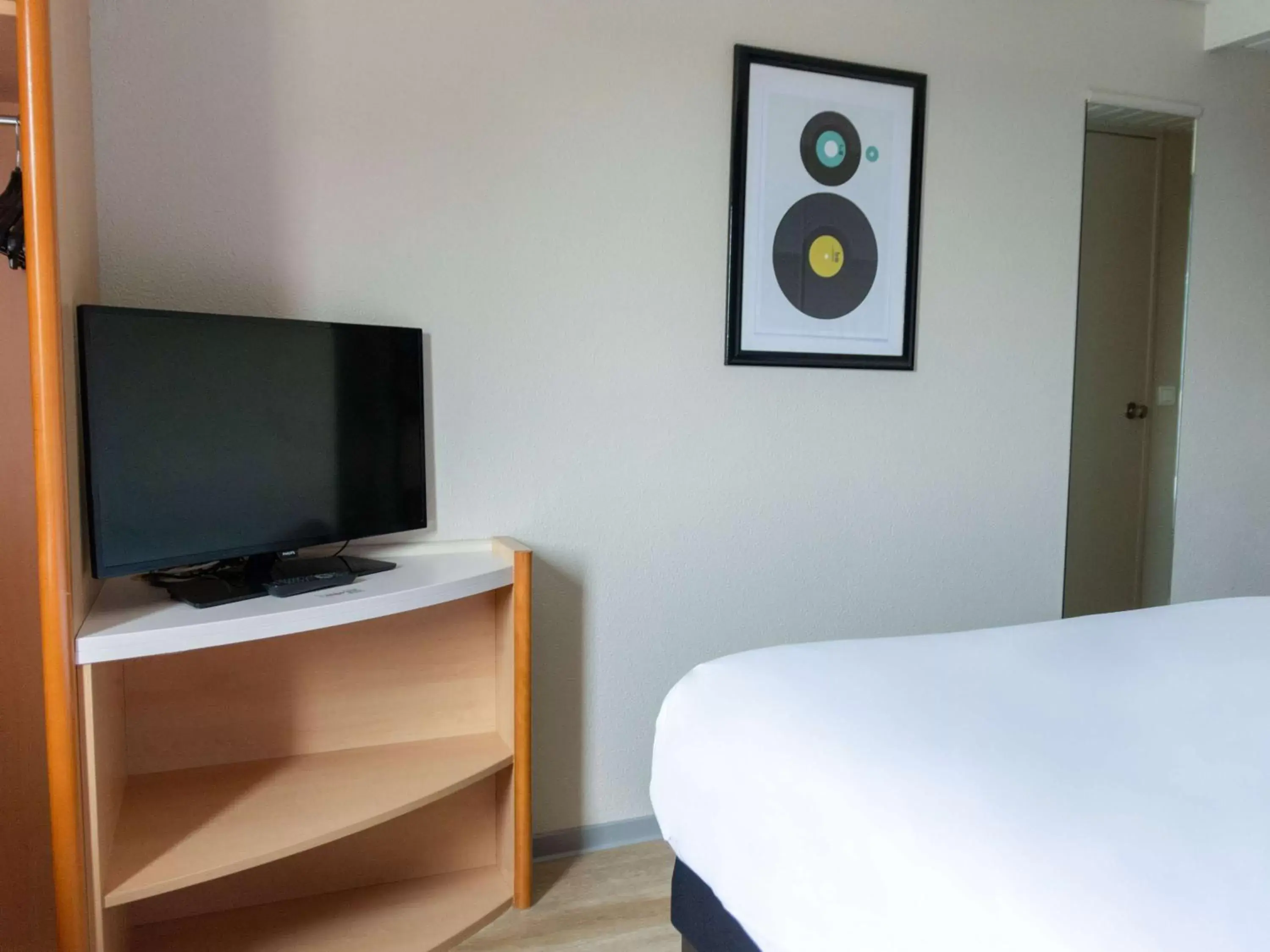 Bedroom, TV/Entertainment Center in Hotel ibis Narbonne
