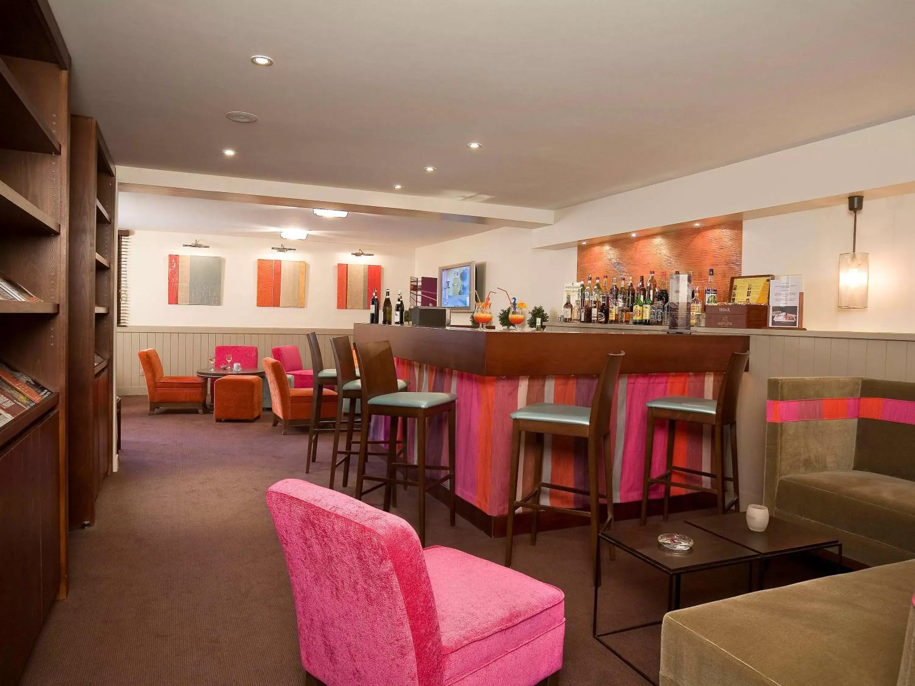 Lounge or bar, Restaurant/Places to Eat in Mercure Deauville Centre