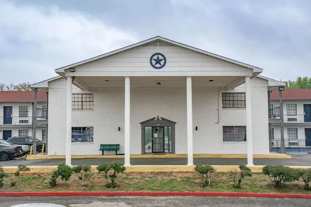 Property Building in Salt Creek Lodge