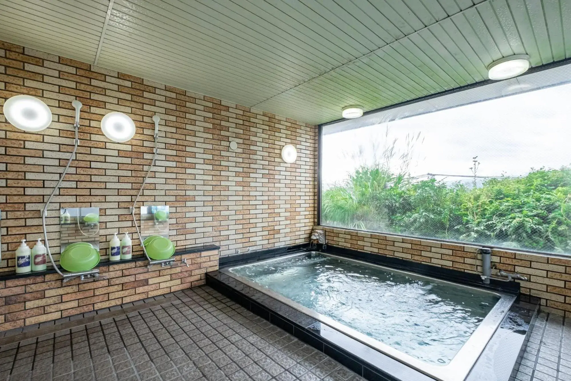 Hot Tub, Swimming Pool in Kawaguchiko Station Inn