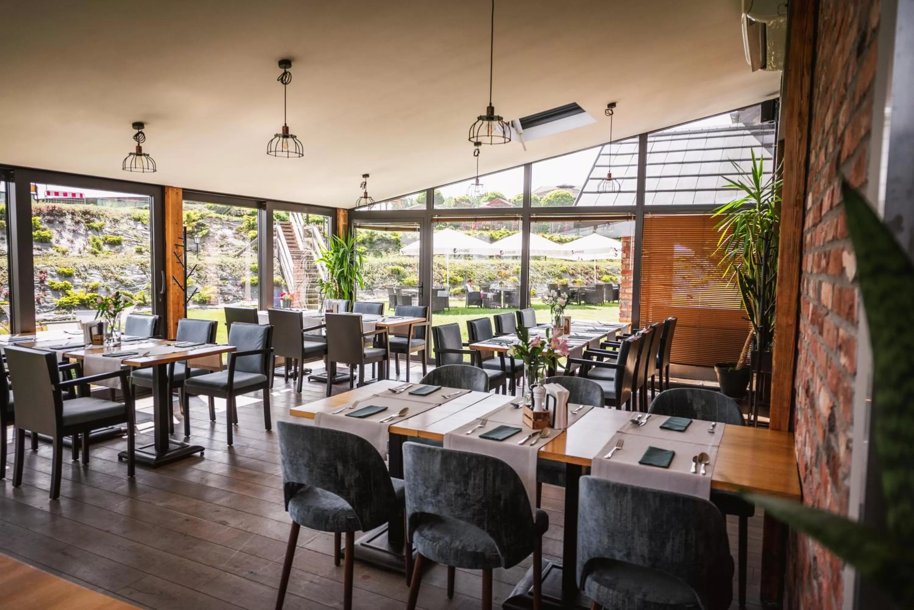 Restaurant/places to eat in Hotel Szary Residence