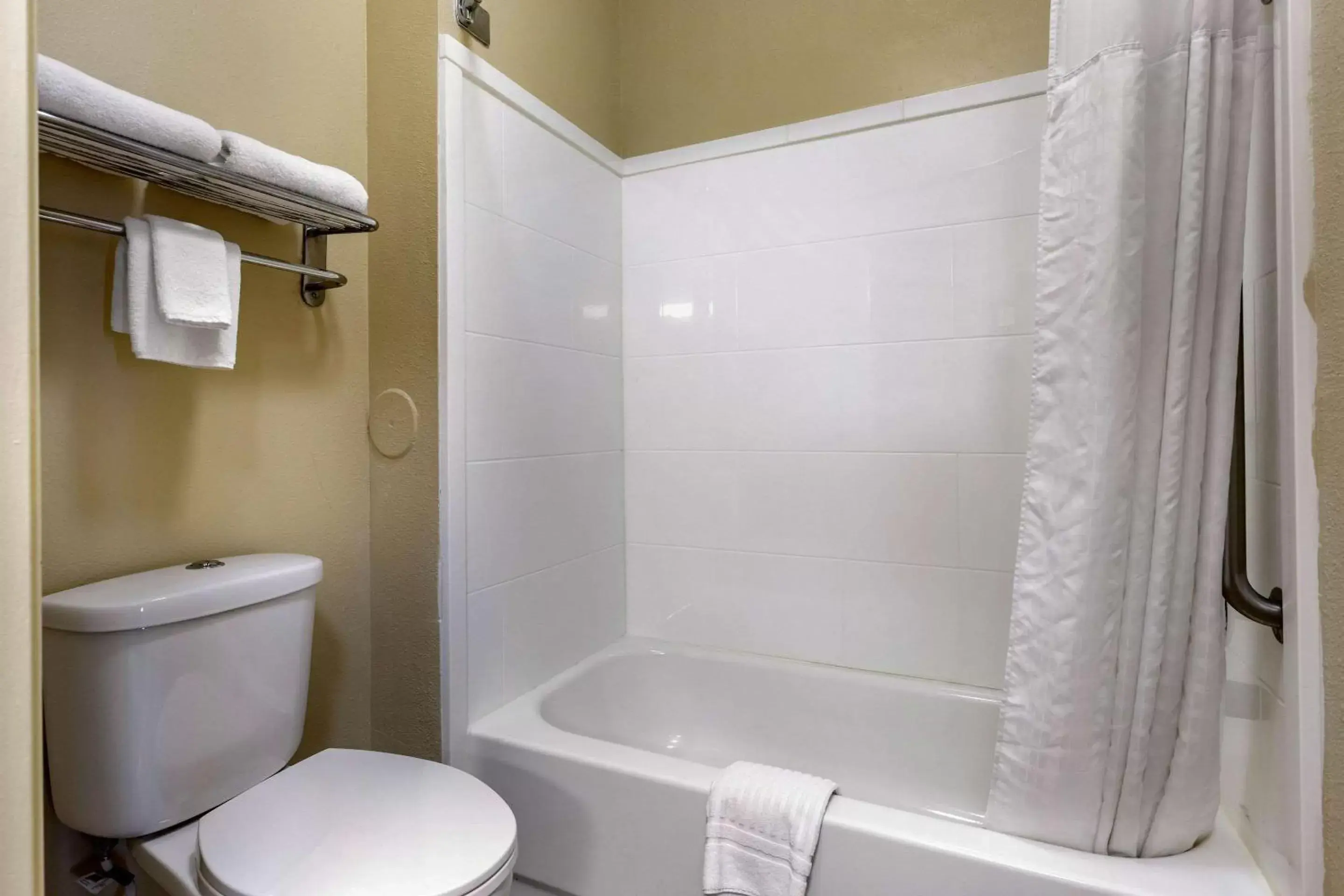 Photo of the whole room, Bathroom in Comfort Inn Walcott near Davenport