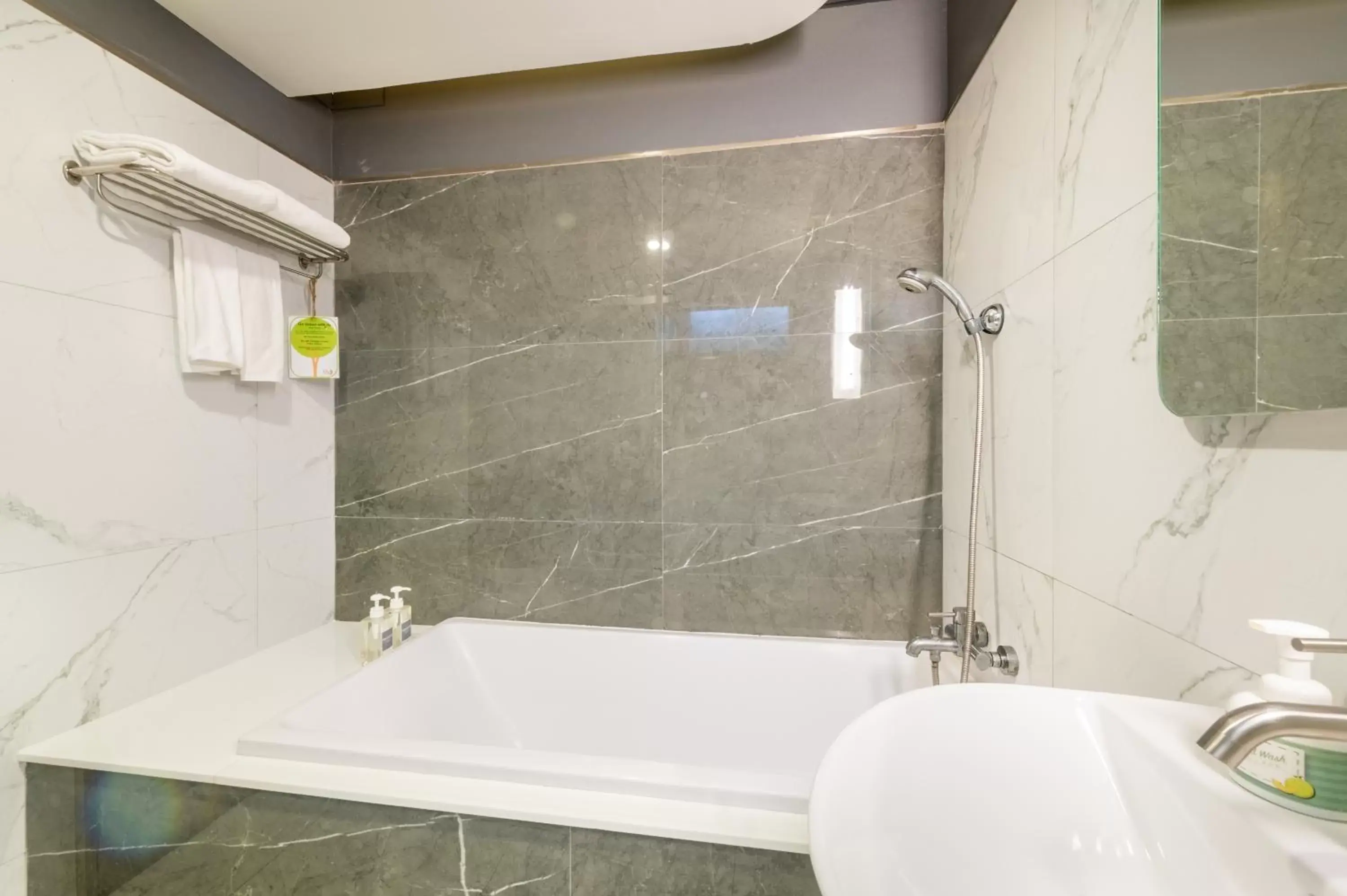Shower, Bathroom in Qiu Hotel Sukhumvit SHA Plus