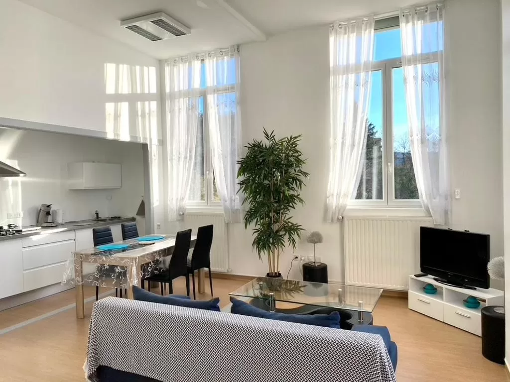 Living room, Bed in Demeure des Dentelles avec PARKING GRATUIT