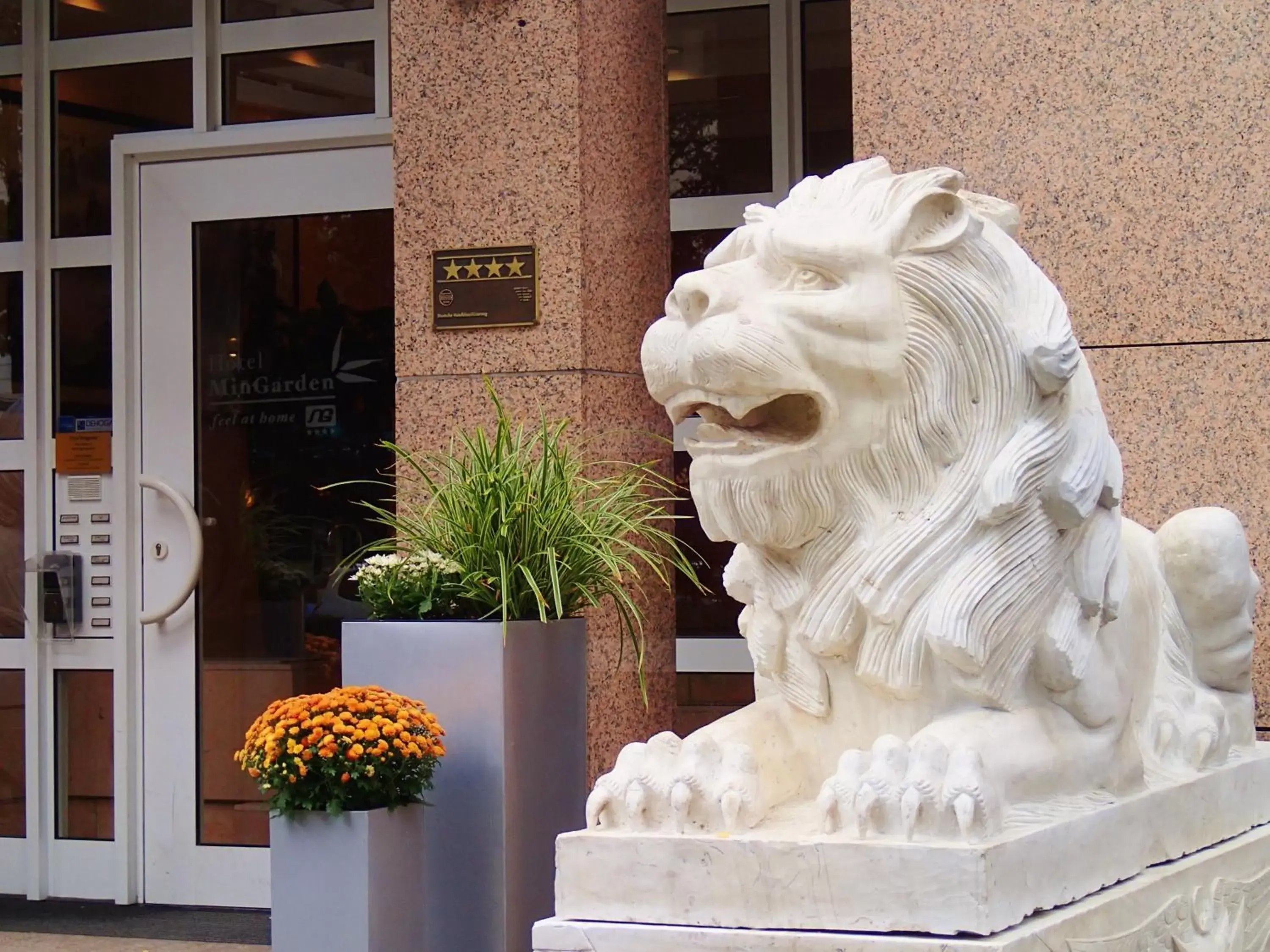 Facade/entrance in Hotel Mingarden Facade/entrance in Hotel Mingarden