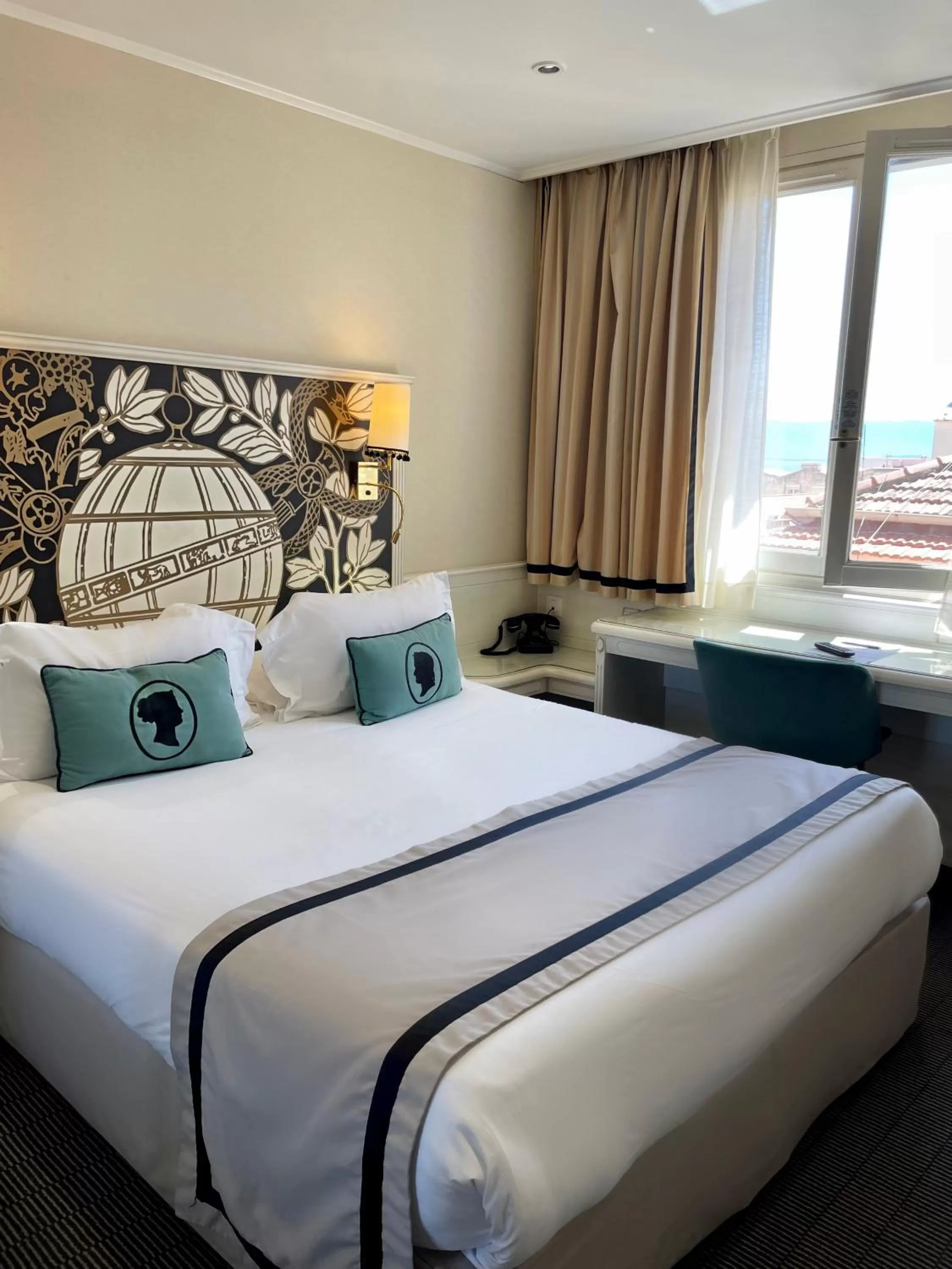 Photo of the whole room, Bed in Napoleon