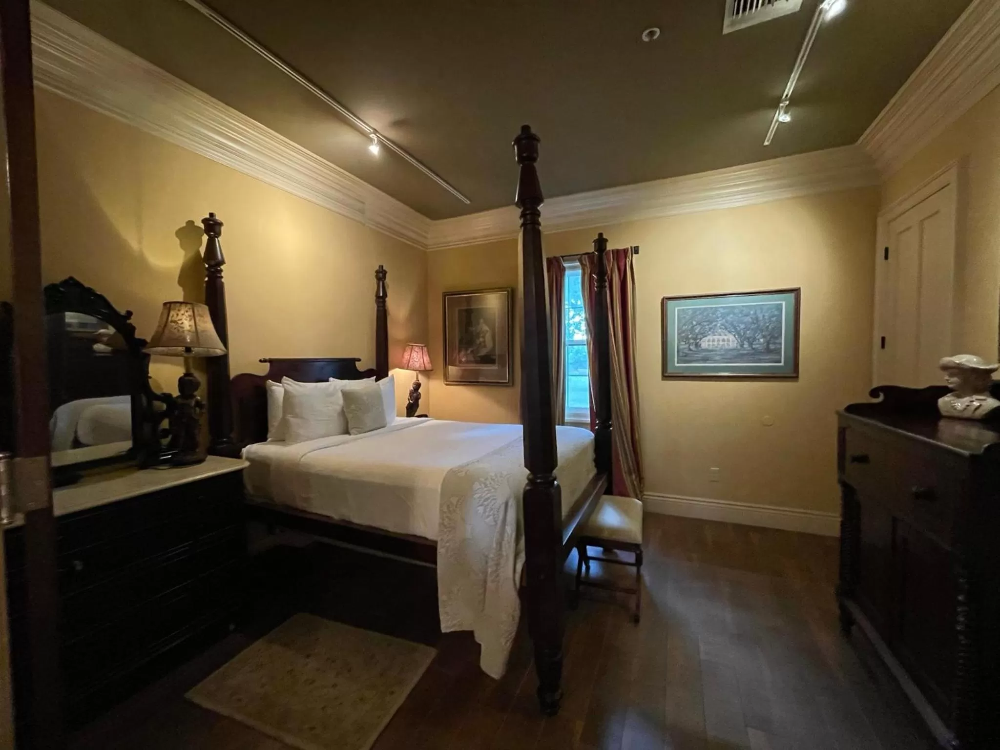 Photo of the whole room, Bed in The Inn at Houmas House Estate