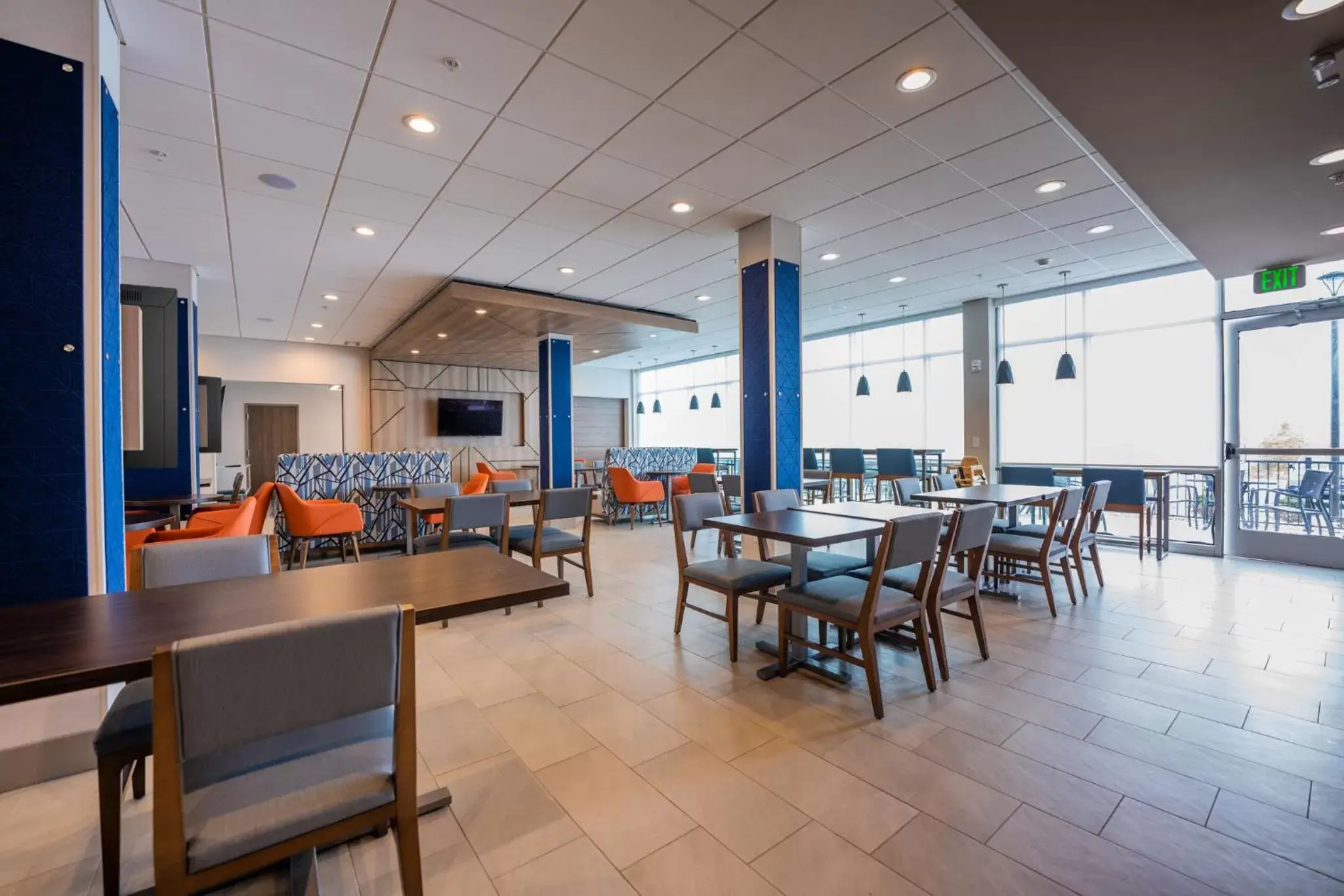 Breakfast, Restaurant/Places to Eat in Holiday Inn Express & Suites Charlottesville, an IHG Hotel