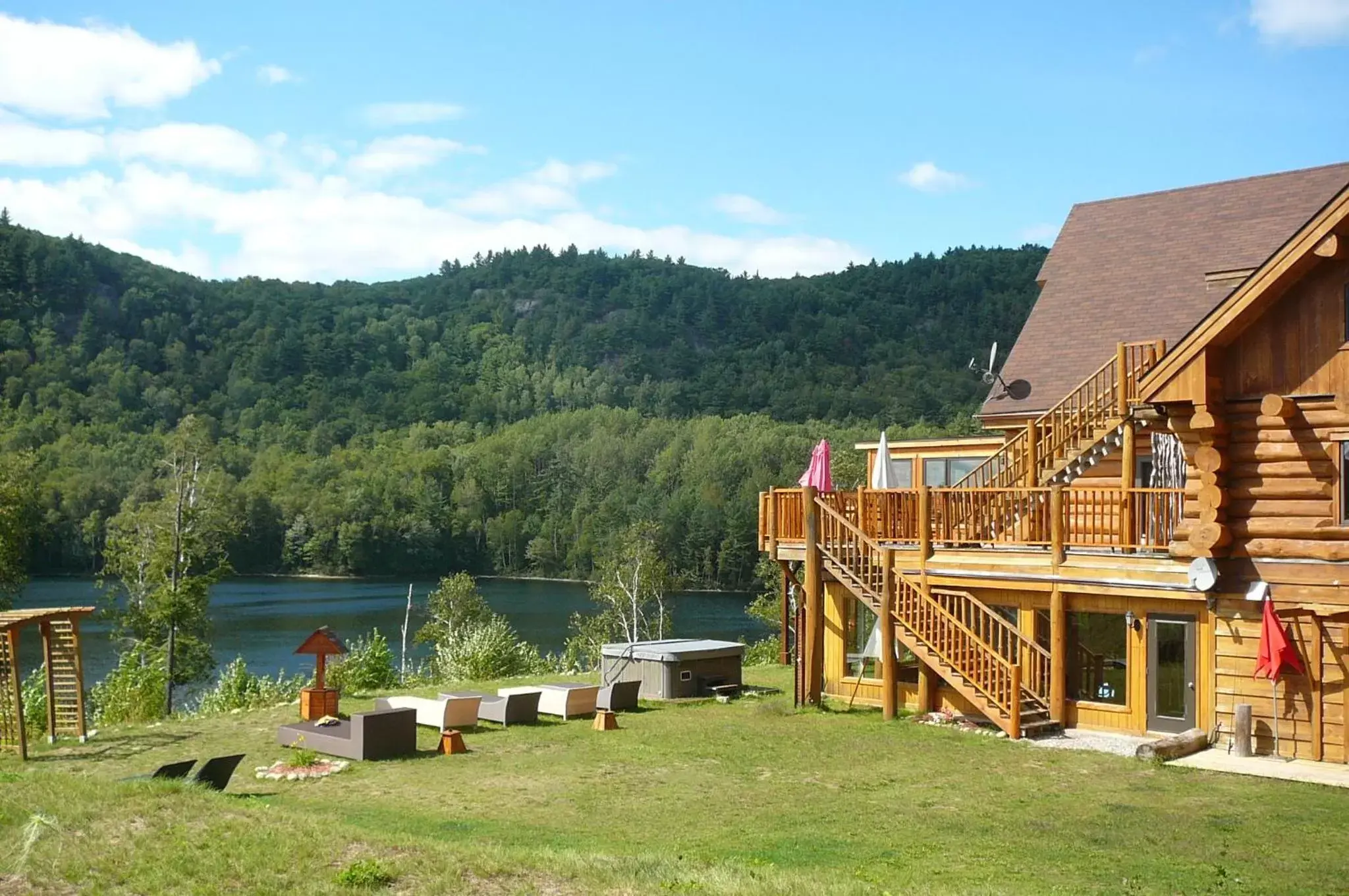 Lake view in Auberge Couleurs de France