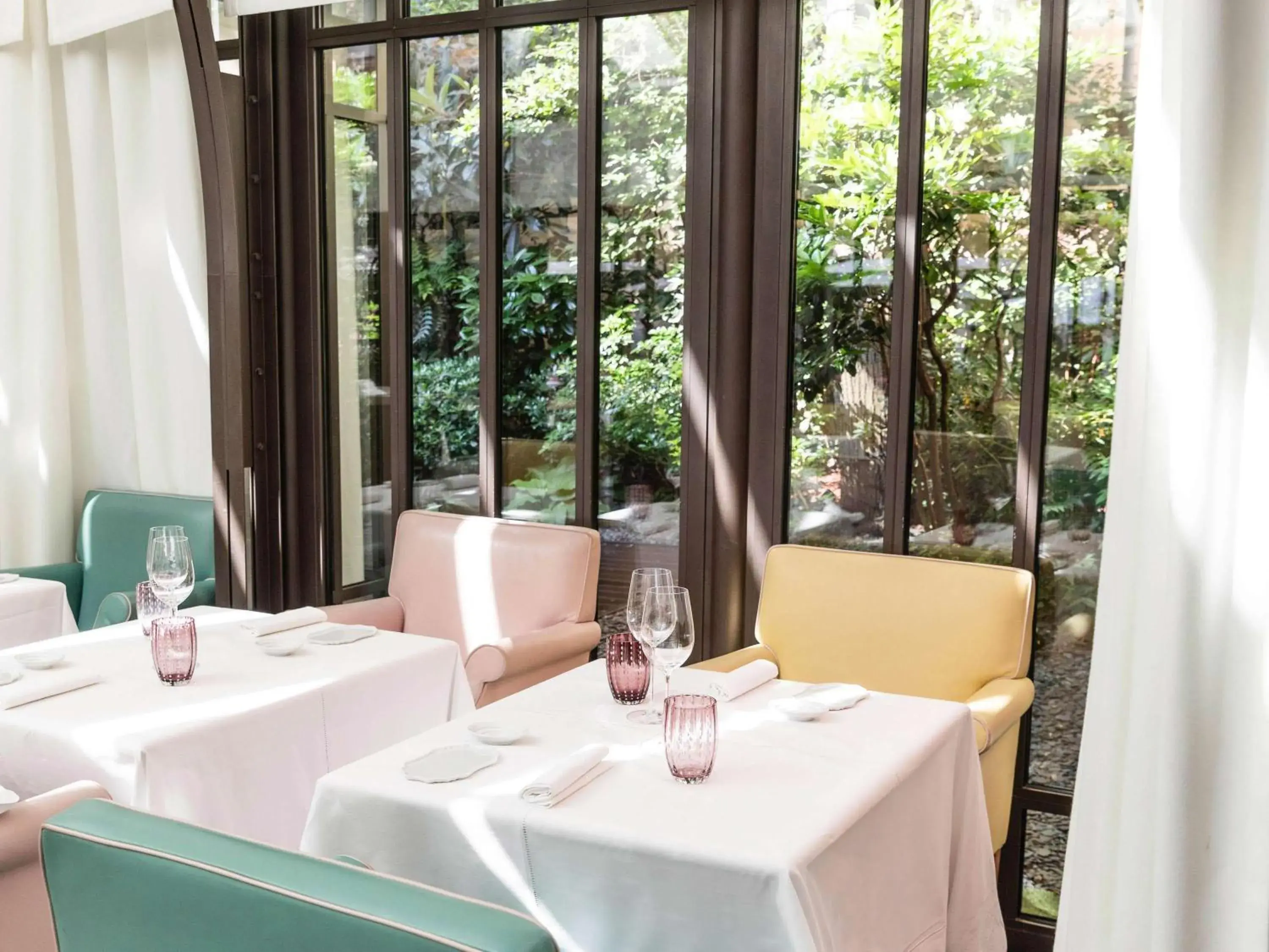 Restaurant/places to eat, Bathroom in Le Royal Monceau Hotel Raffles Paris