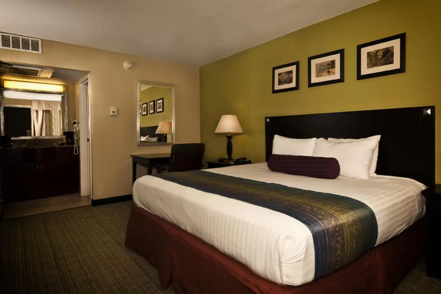 Bedroom, Bed in Grand Texan Hotel and Convention Center