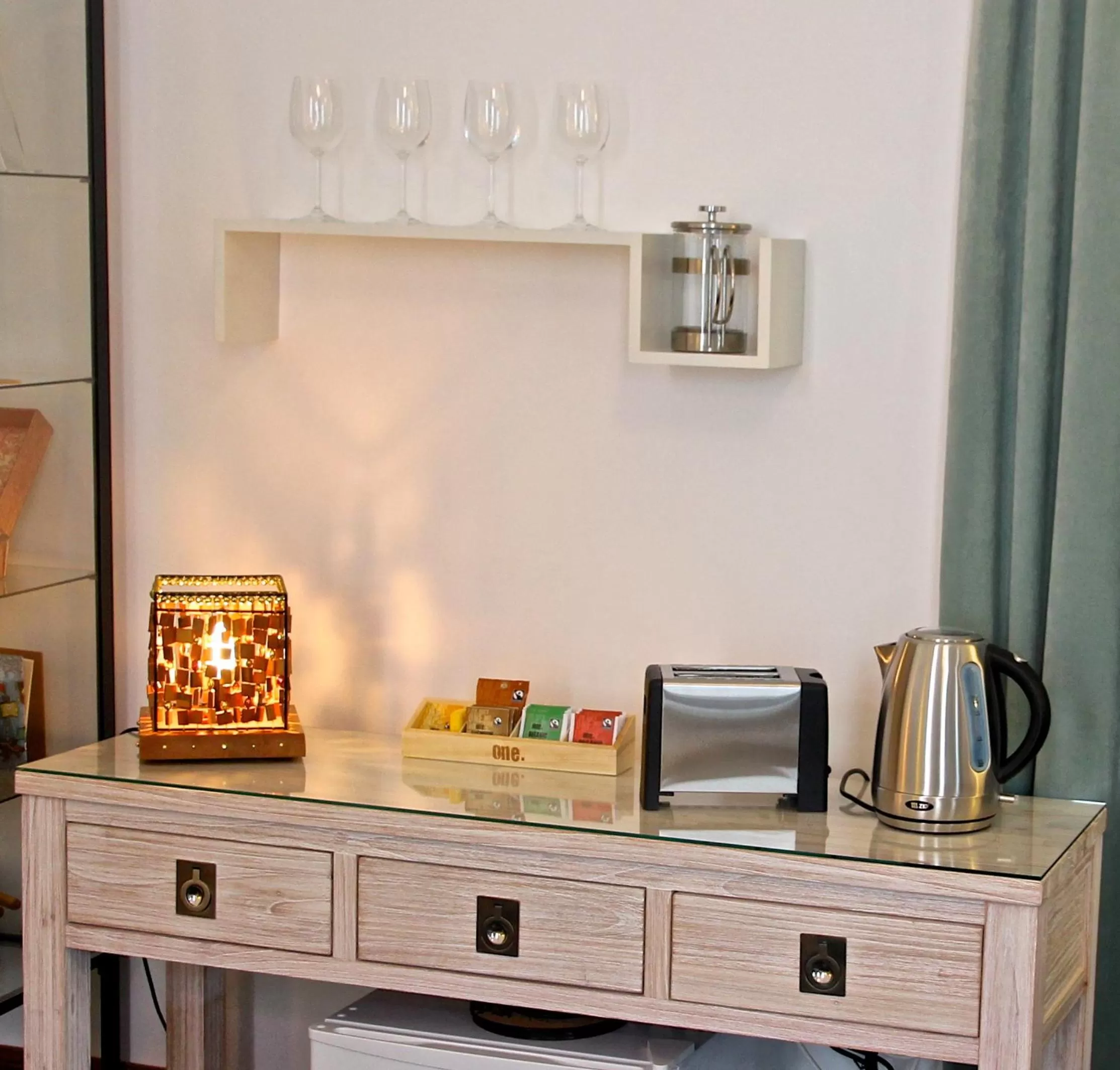 Coffee/tea facilities in Artica Art & Accommodation