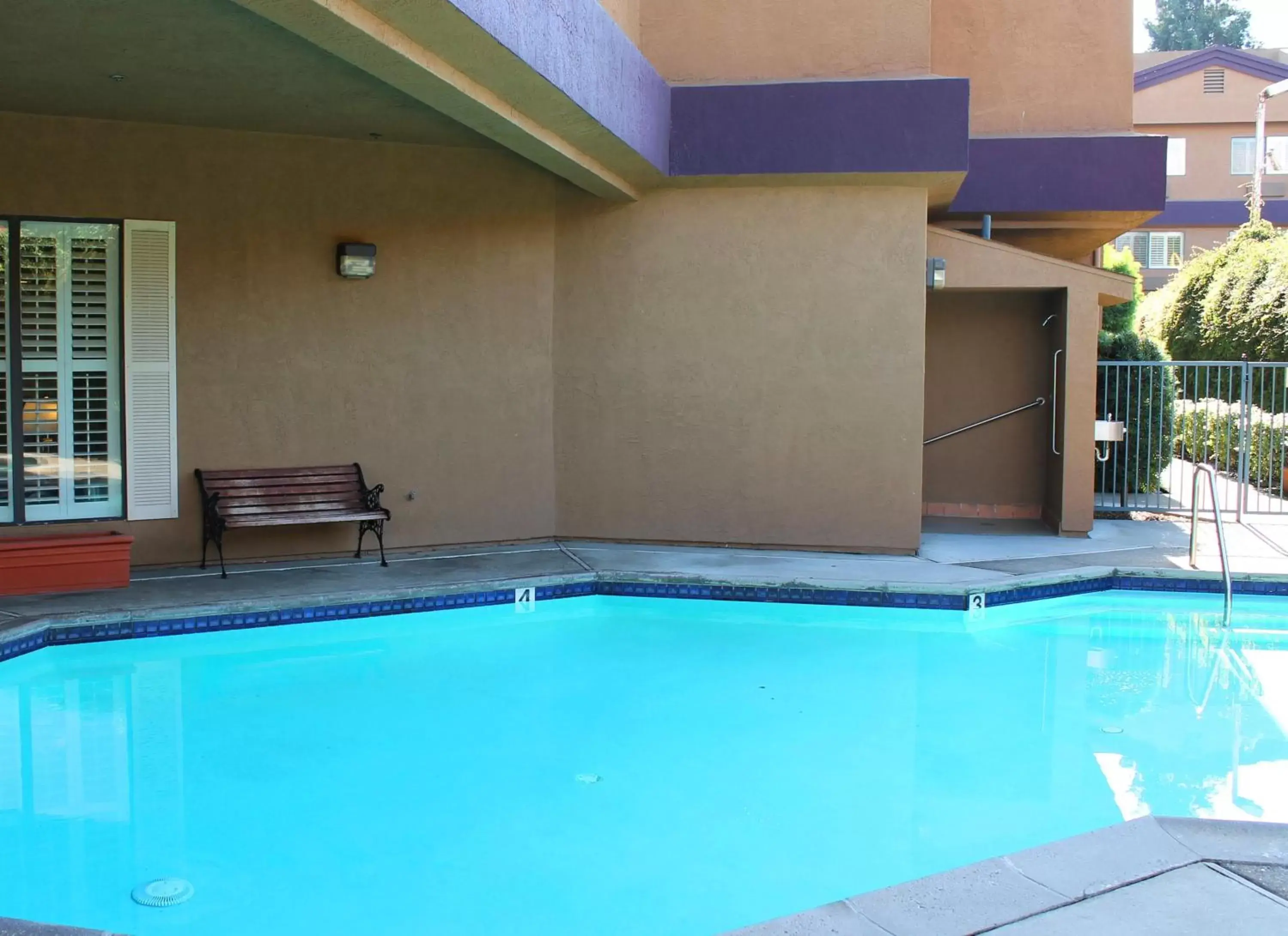 Swimming Pool in GOVERNORS INN HOTEL SACRAMENTO