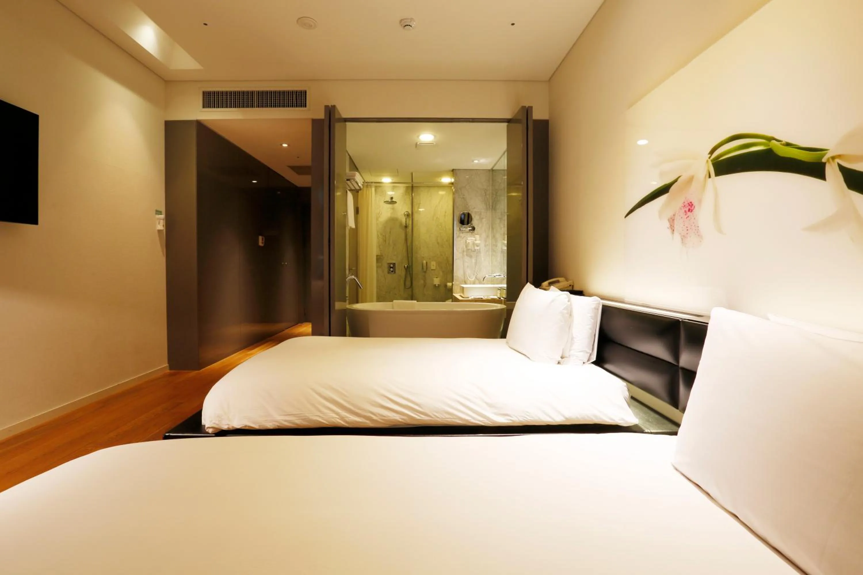 Toilet, Bed in Grand Mercure Ambassador Changwon