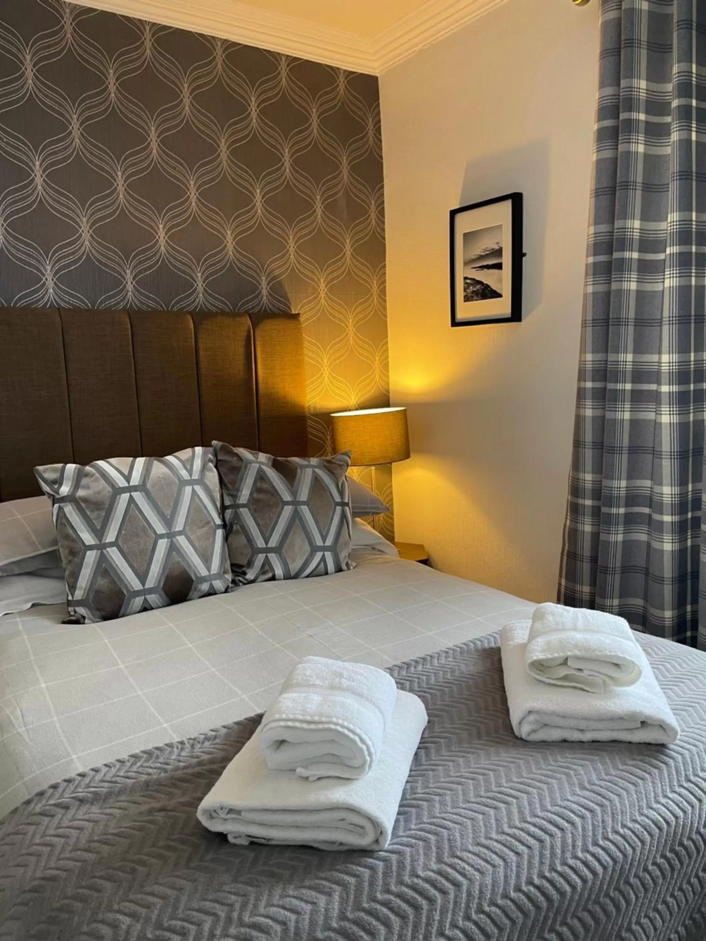 Bed in The Upper Largo Hotel & Restaurant