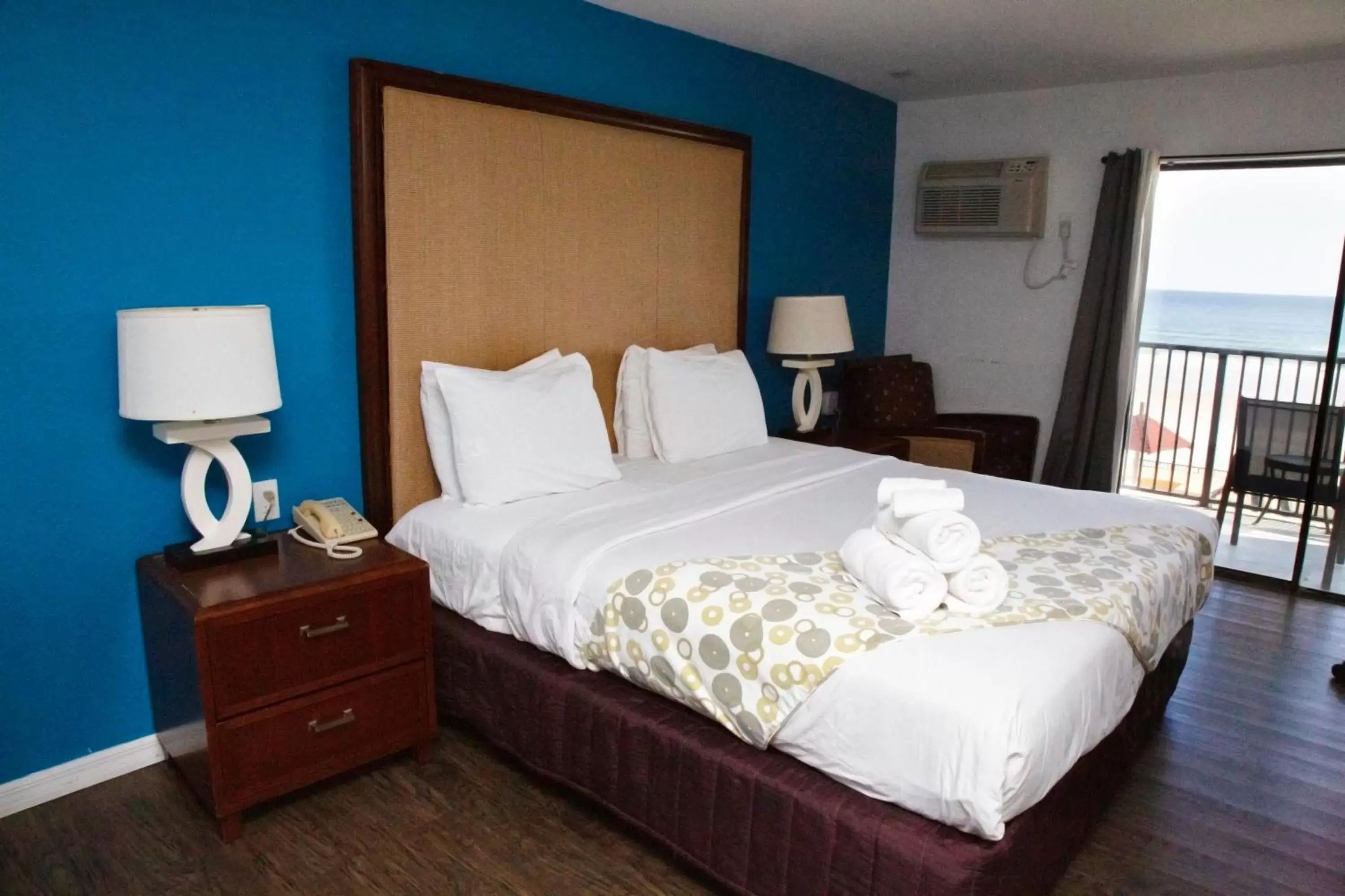Bed in Daytona Dream Inn By AmeriVu