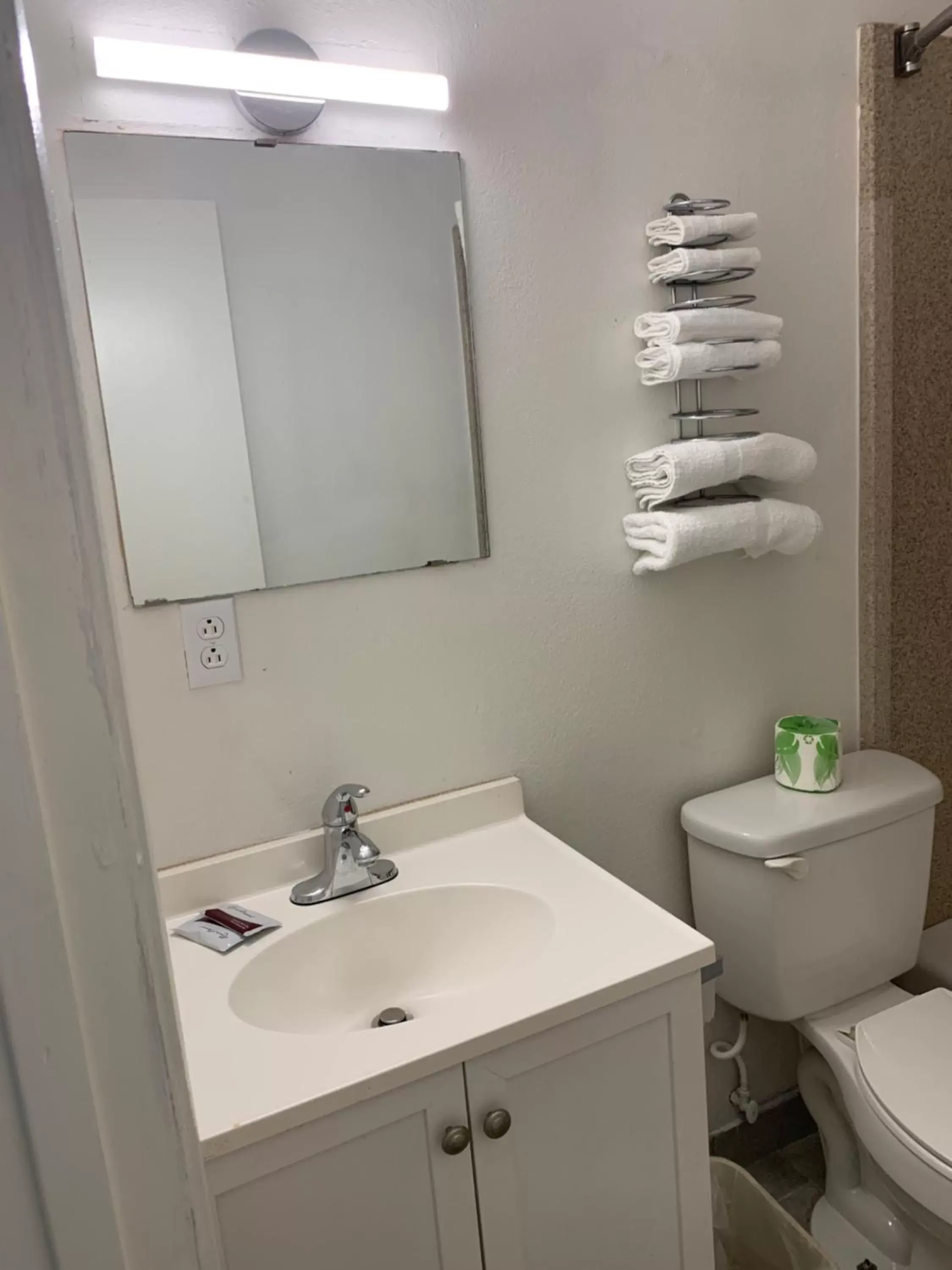 Bathroom in Budget Inn