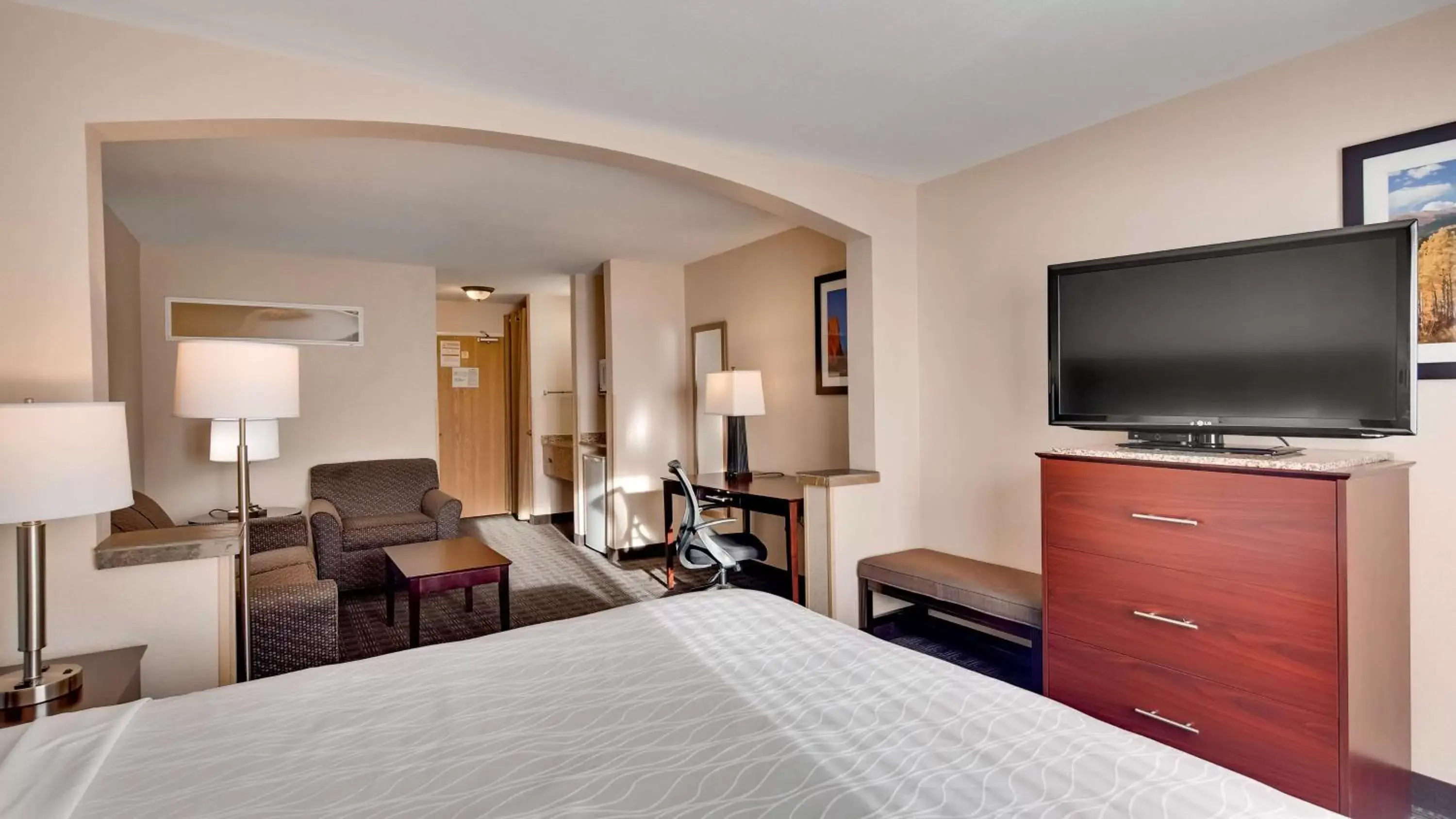 Photo of the whole room, TV/Entertainment Center in Best Western Plus Gateway Inn & Suites - Aurora
