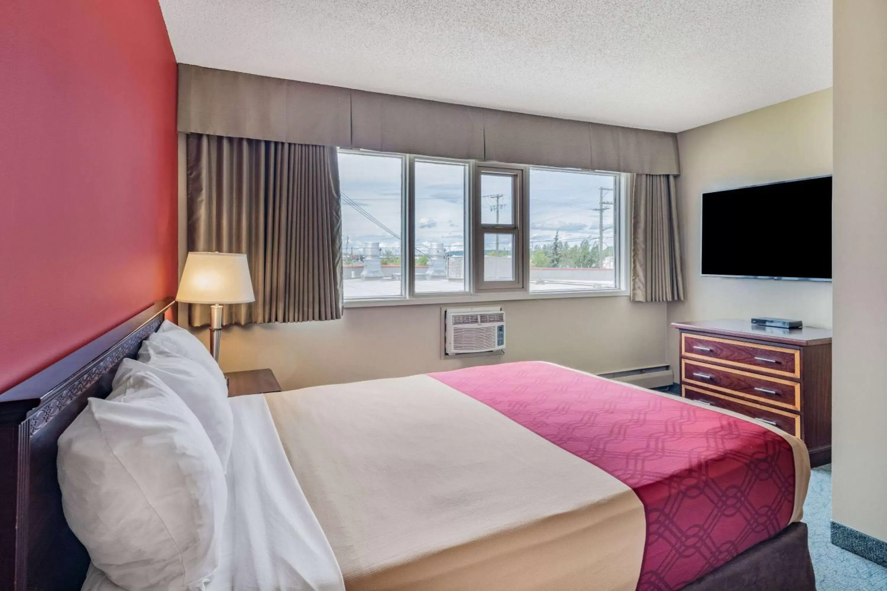 Photo of the whole room, Bed in Travelodge by Wyndham Fort St John Photo of the whole room, Bed in Travelodge by Wyndham Fort St John