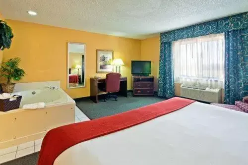 Day, Bed in Holiday Inn Express Hotel Fort Campbell-Oak Grove, an IHG Hotel