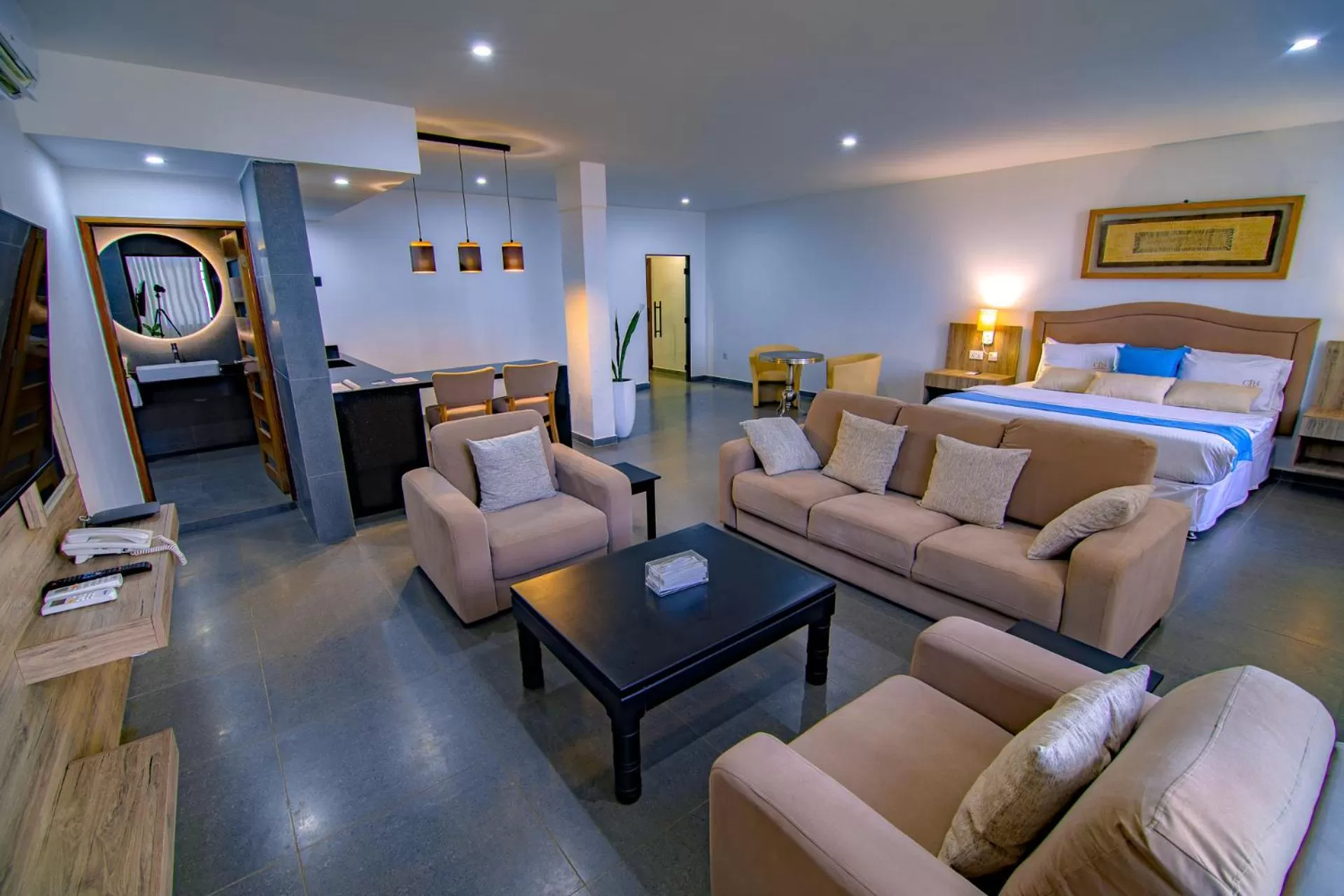 Seating area, Bed in The Country Lodge Hotel