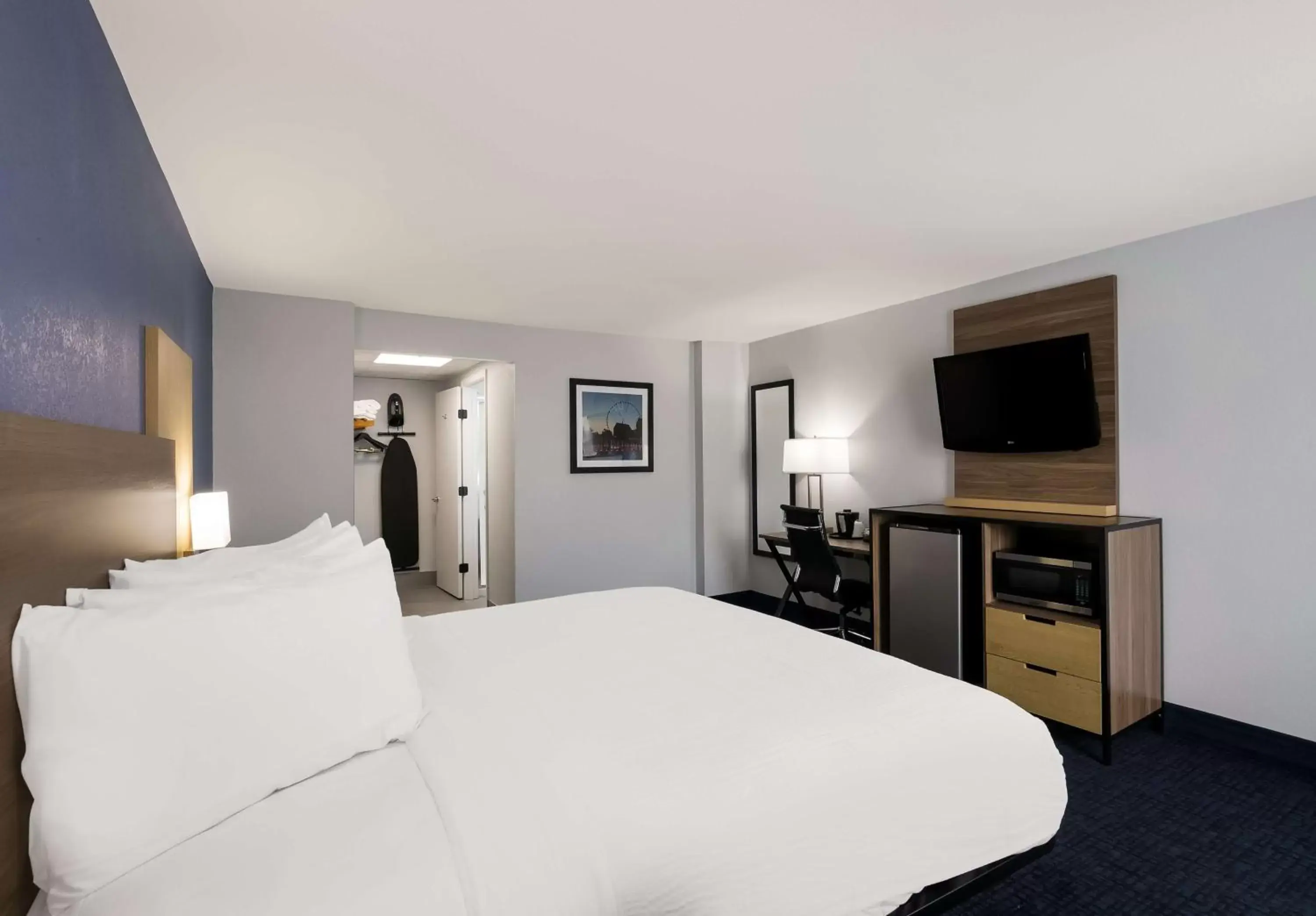 Bedroom, Bed in SureStay Plus by Best Western Pigeon Forge