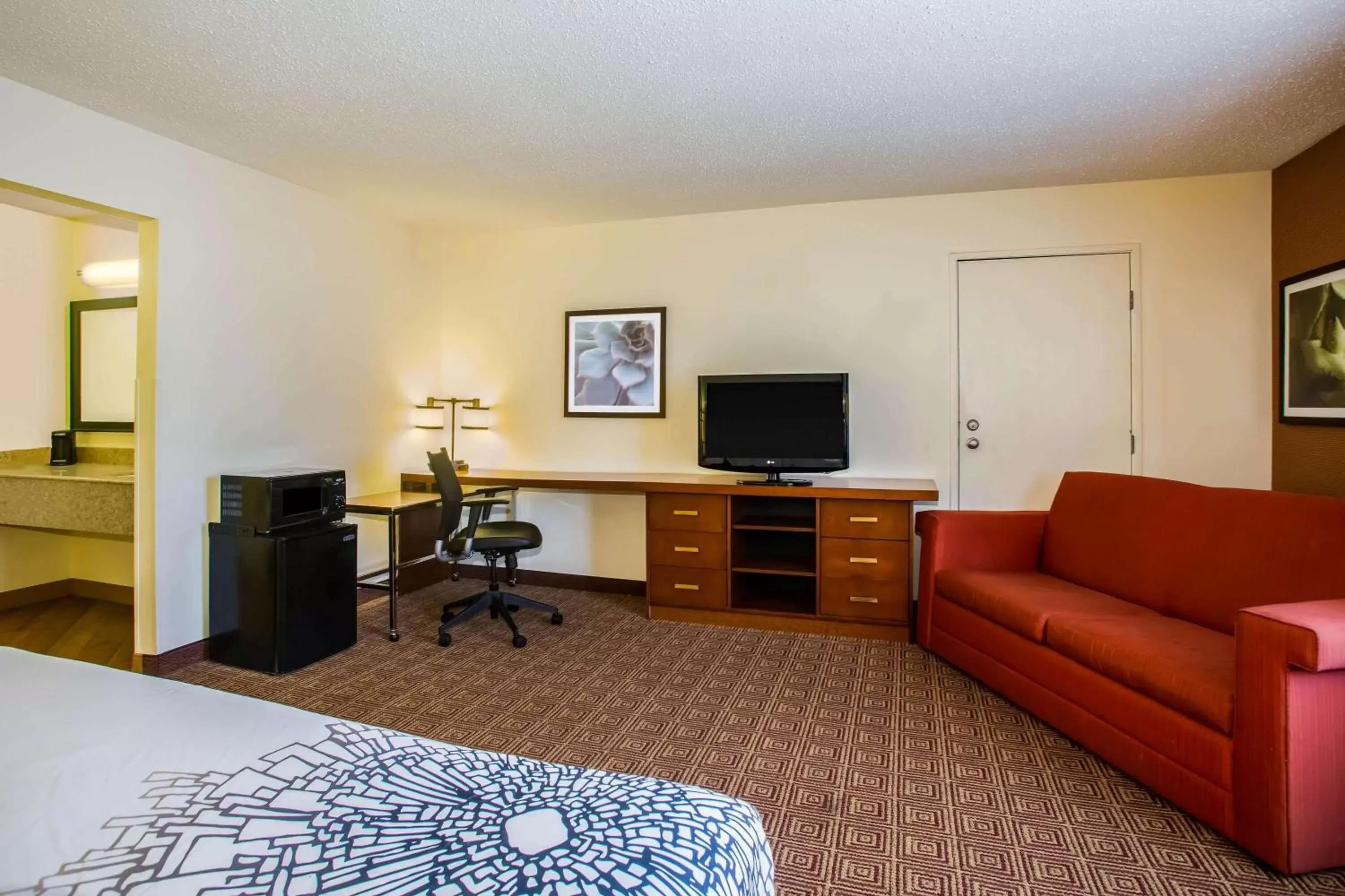Photo of the whole room, TV/Entertainment Center in La Quinta by Wyndham Columbia