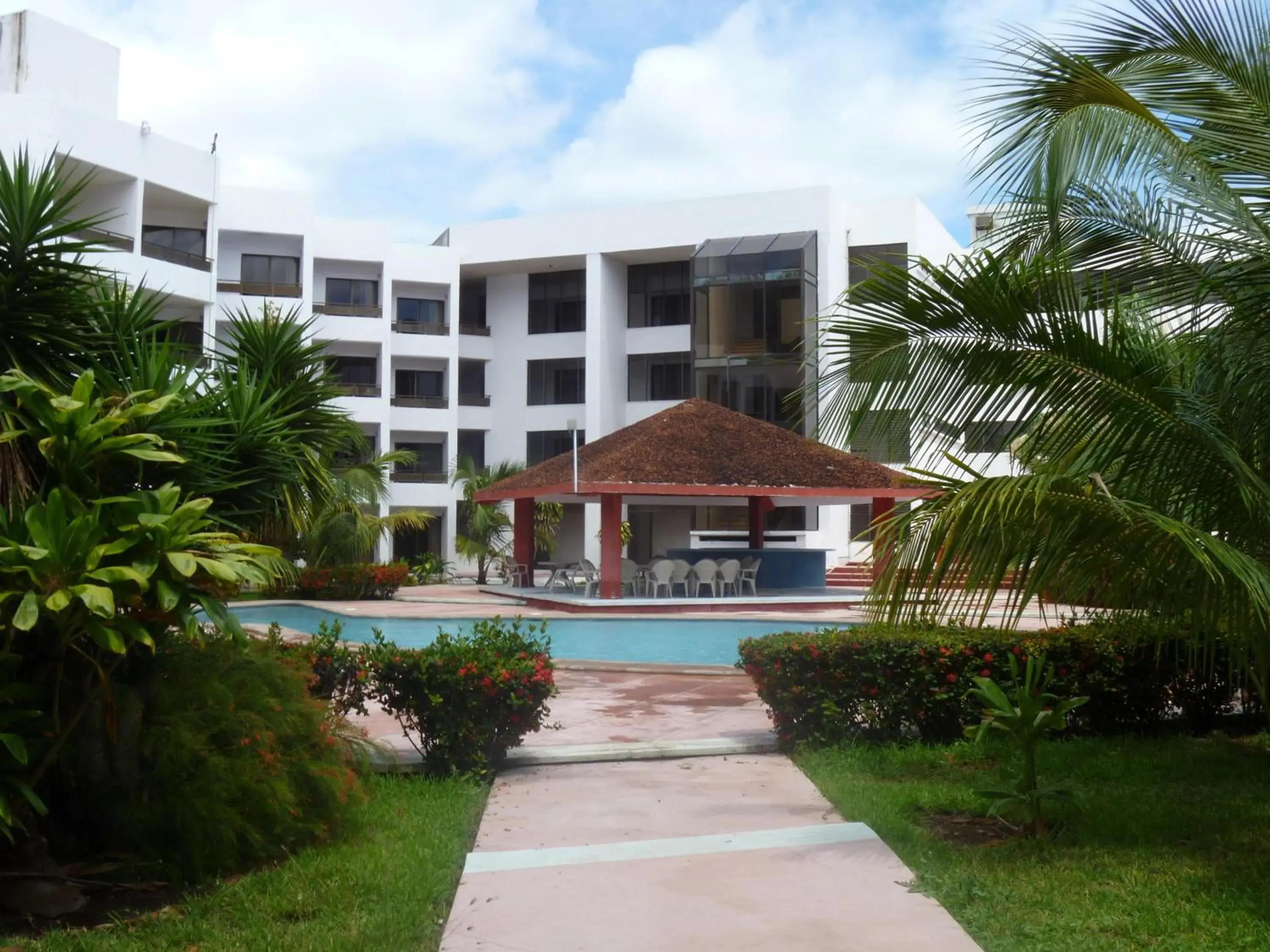 Facade/entrance, Swimming Pool in Hotel Debliz