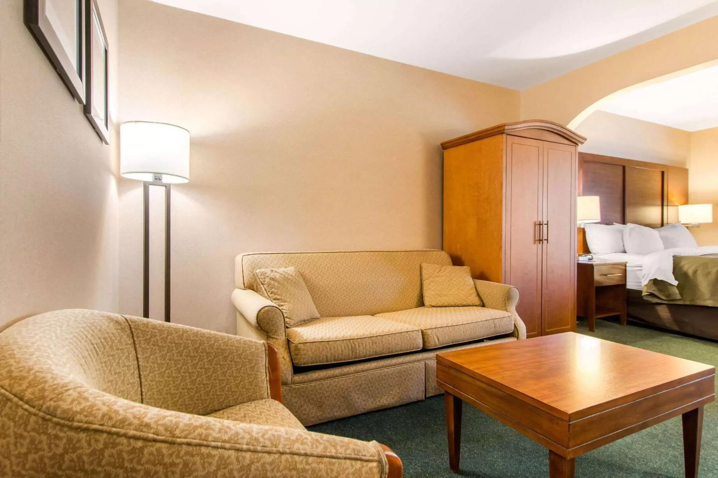 Photo of the whole room, Seating Area in Comfort Inn & Suites Shawinigan