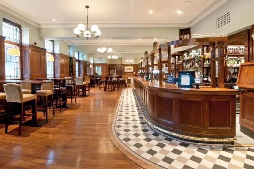 Lounge/Bar in The Greenwood Hotel - Wetherspoon