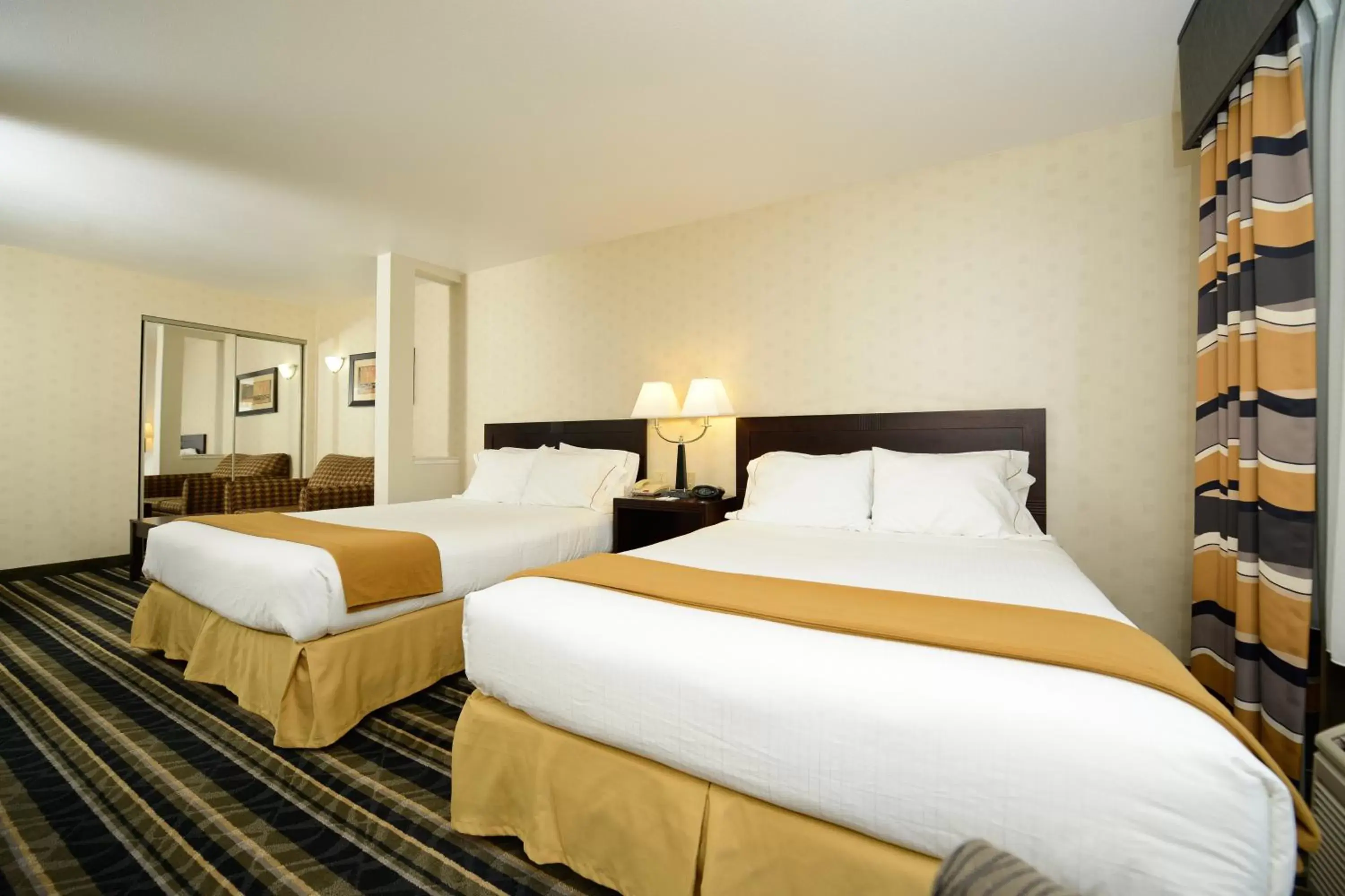 Bed in Holiday Inn Express & Suites Elk Grove West I-5
