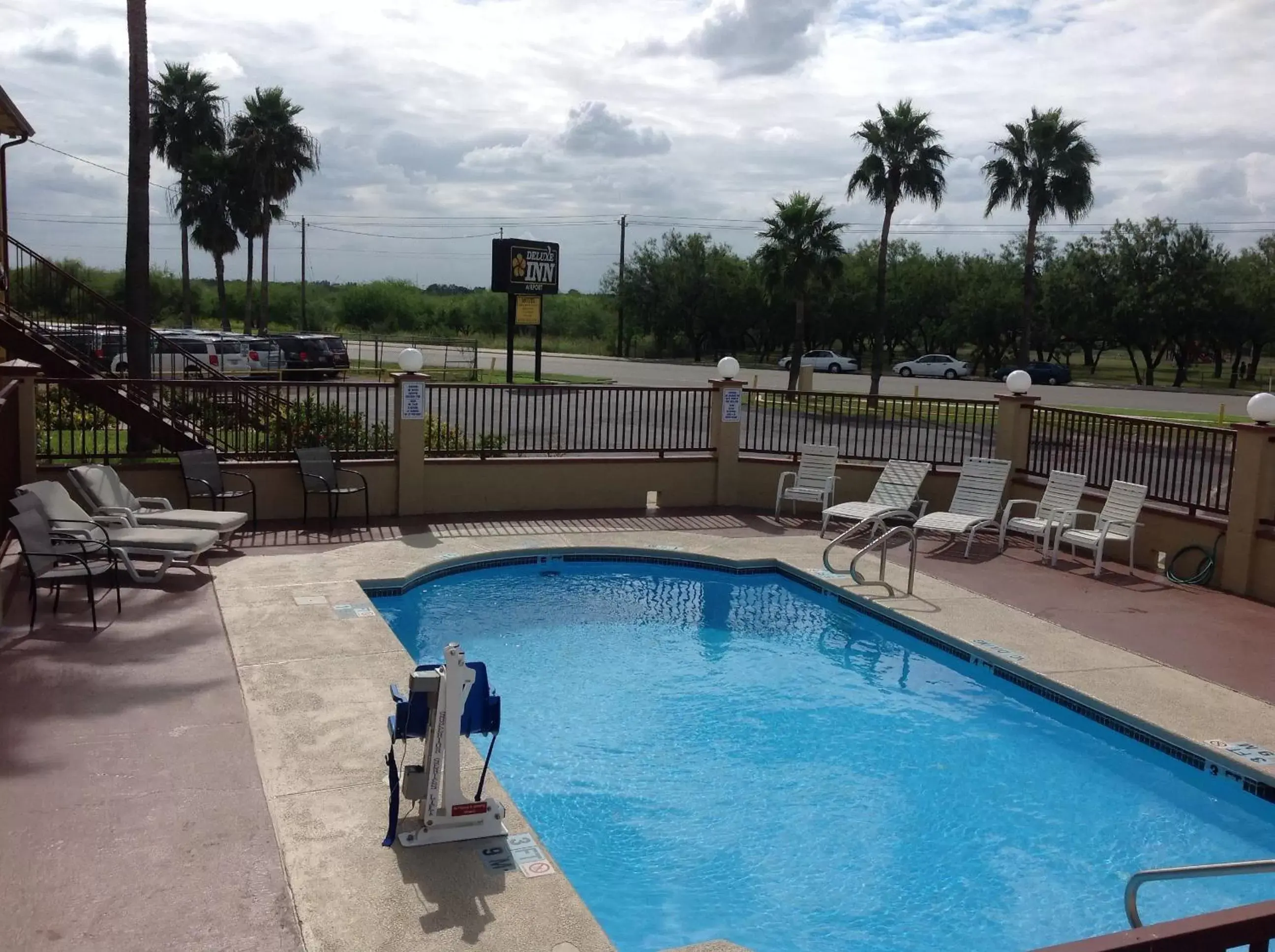 Swimming Pool in Deluxe Inn Airport