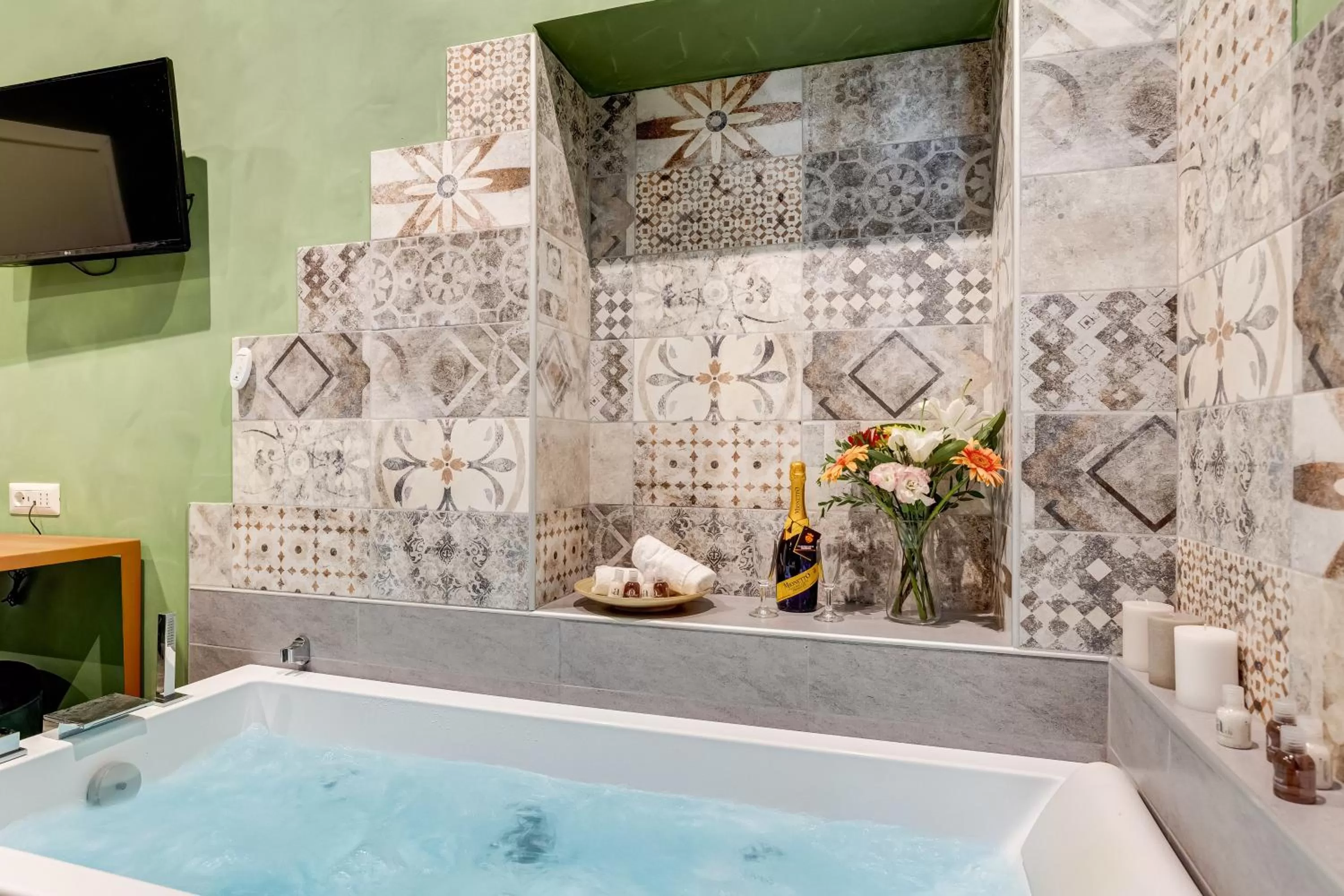 Hot Tub, Swimming Pool in Ripetta Luxurious Suites