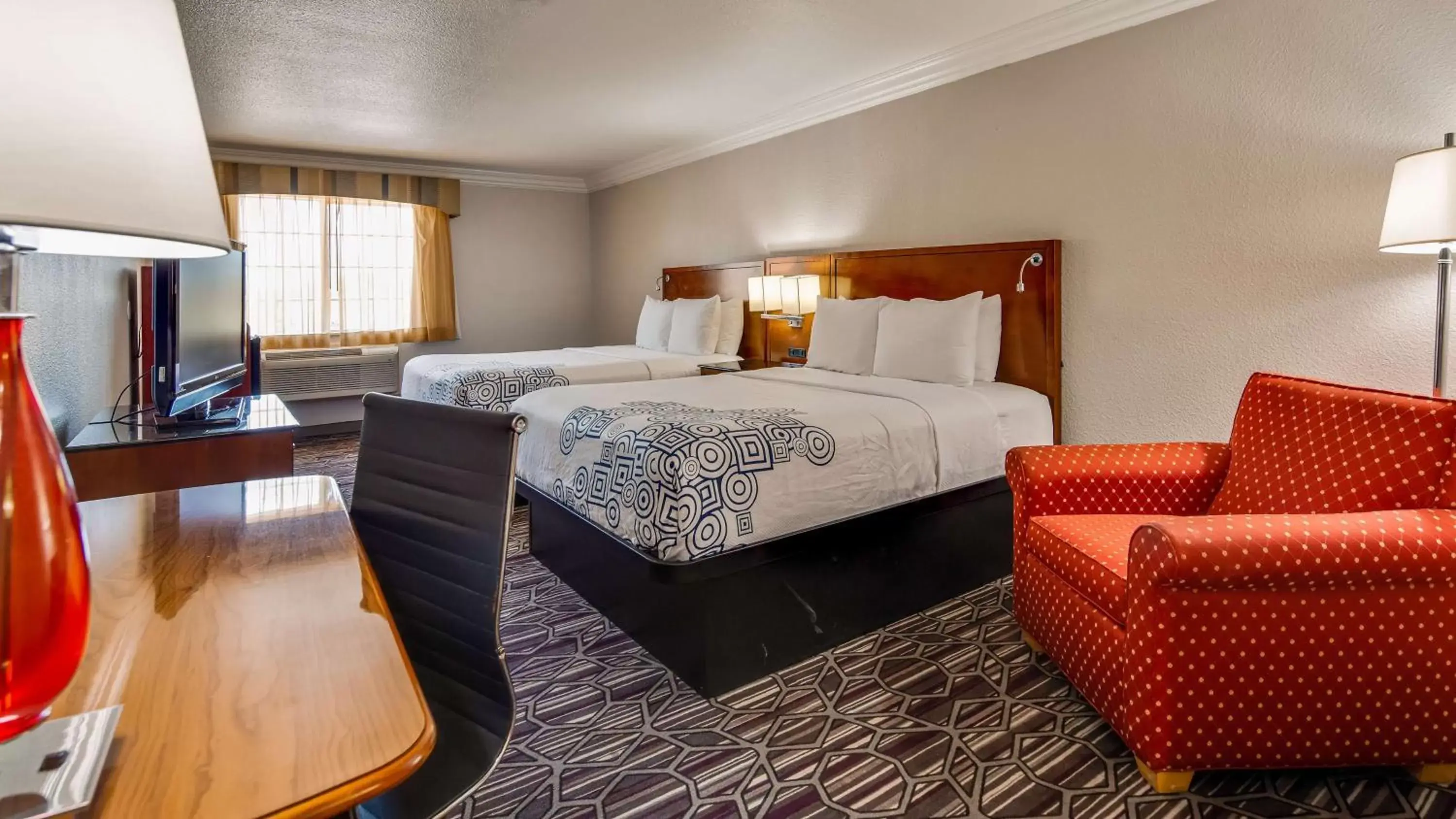 Photo of the whole room in SureStay Plus Hotel by Best Western Ft Worth Benbrook