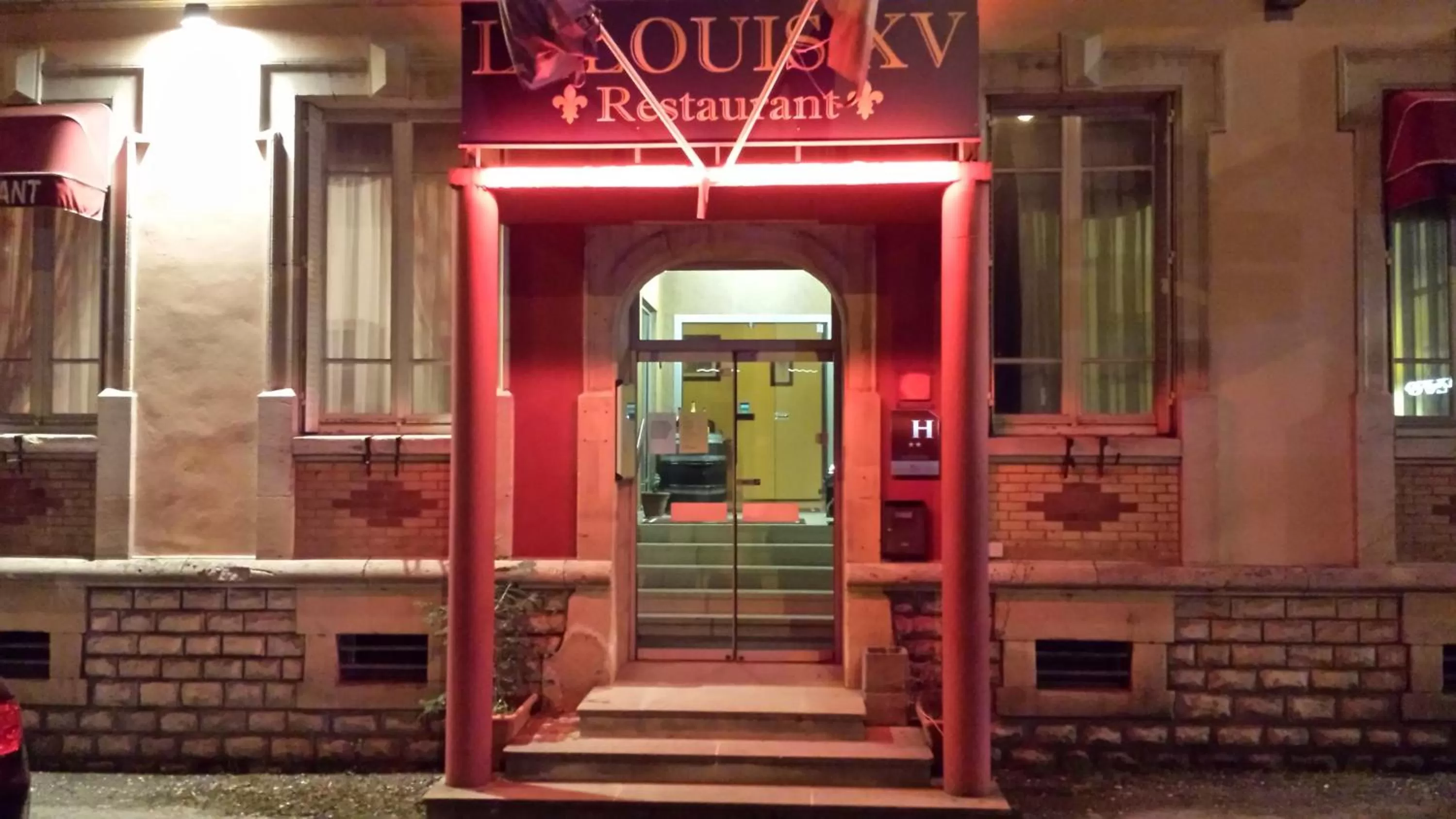 Facade/entrance in Hôtel De Champagne