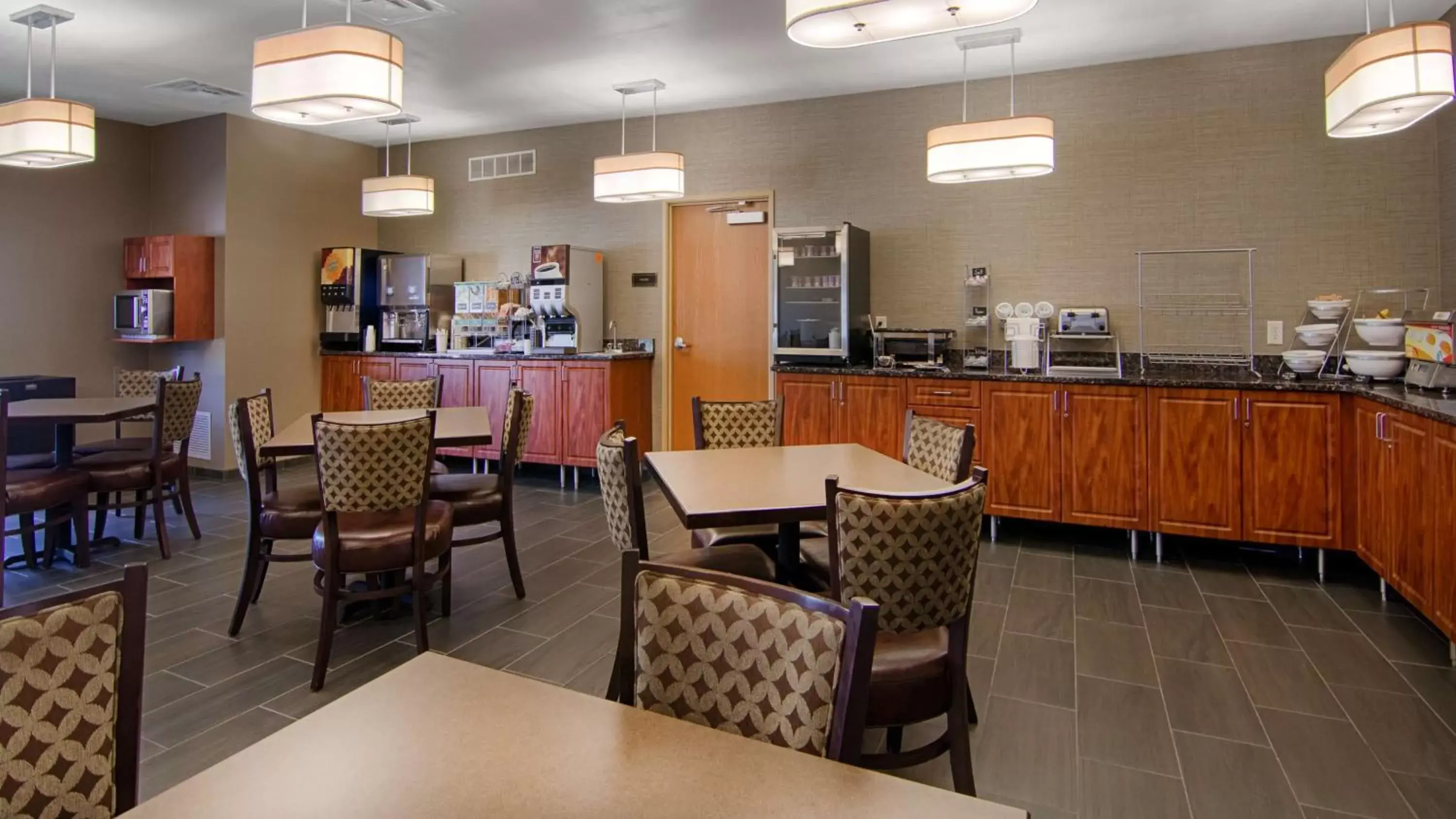 Restaurant/places to eat in Best Western Plus Blaine at the National Sports Center