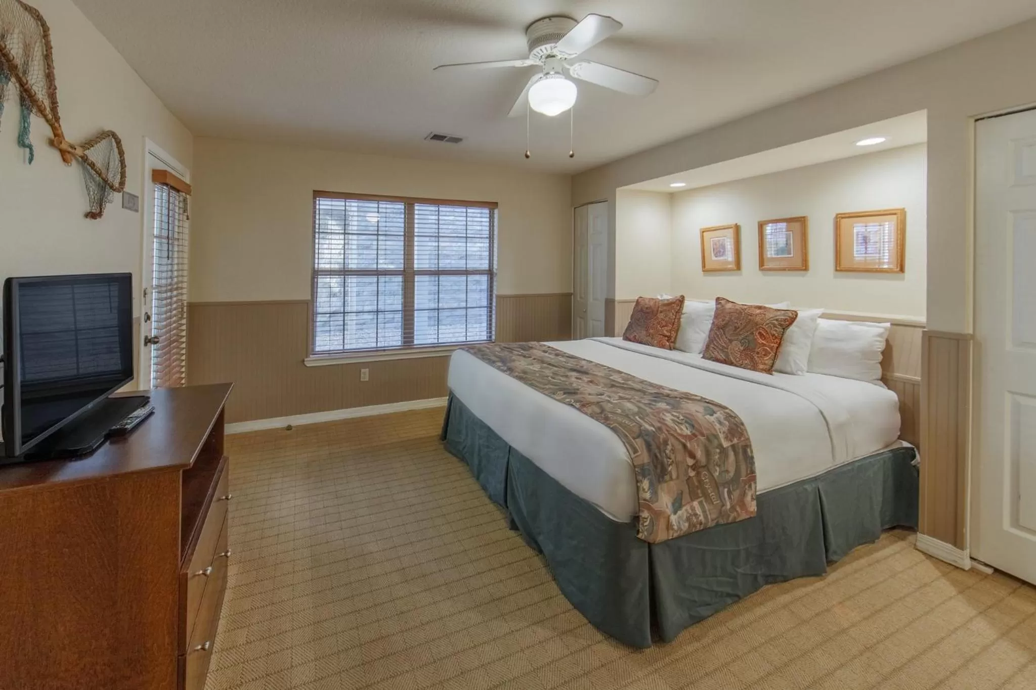 Photo of the whole room in Holiday Inn Club Vacations Villages Resort at Lake Palestine