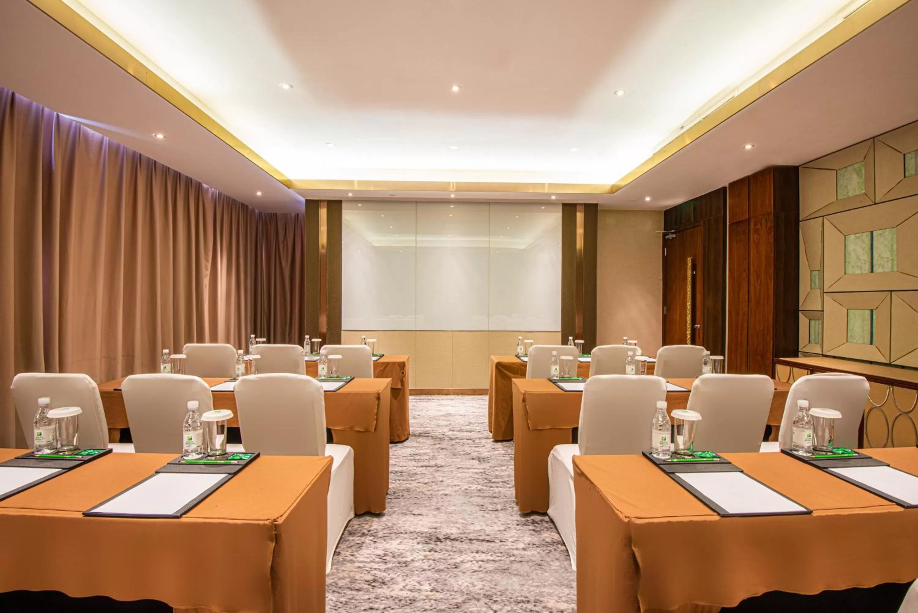 Meeting/conference room in Holiday Inn Kunming City Centre by IHG