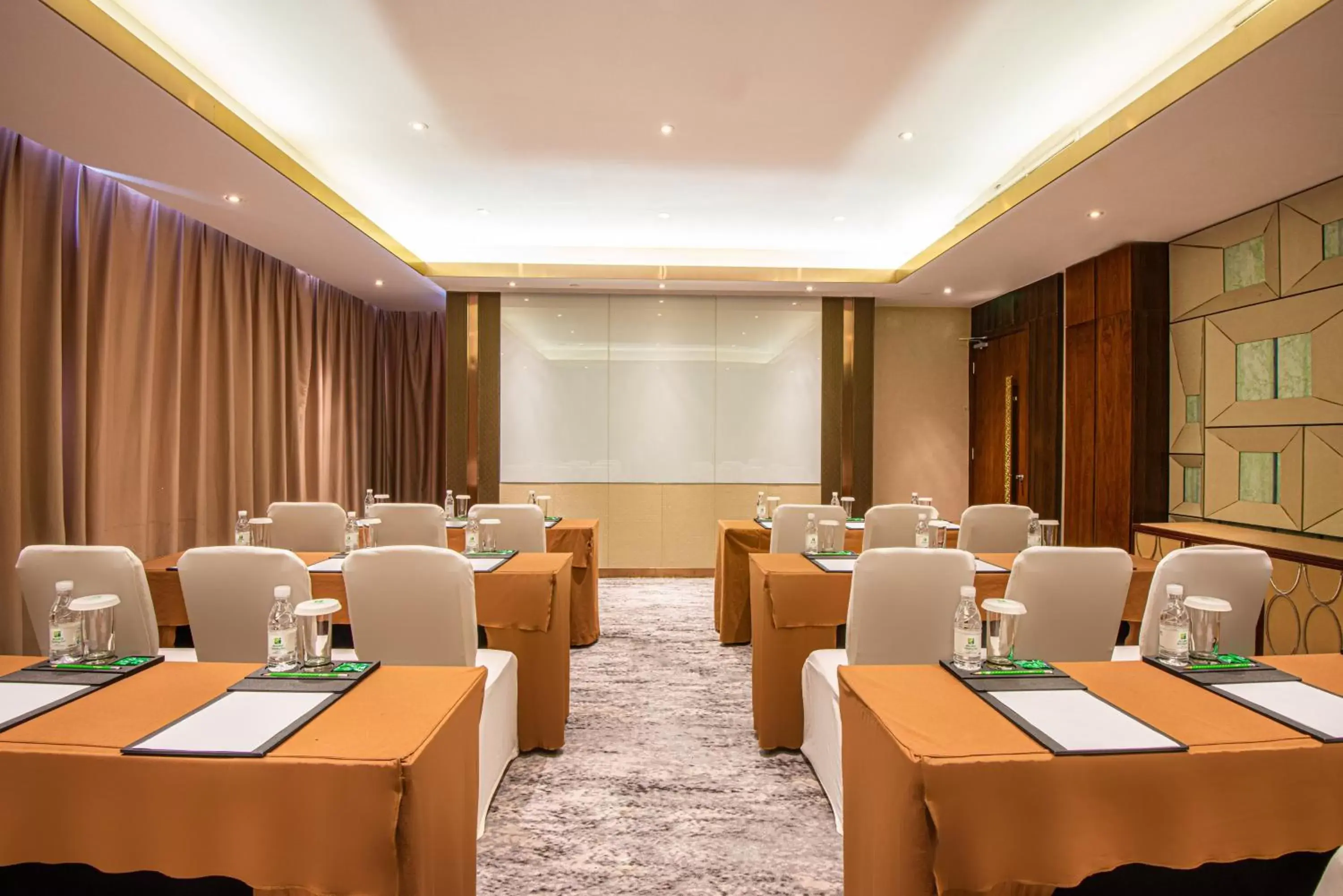 Meeting/conference room in Holiday Inn Kunming City Centre, an IHG Hotel
