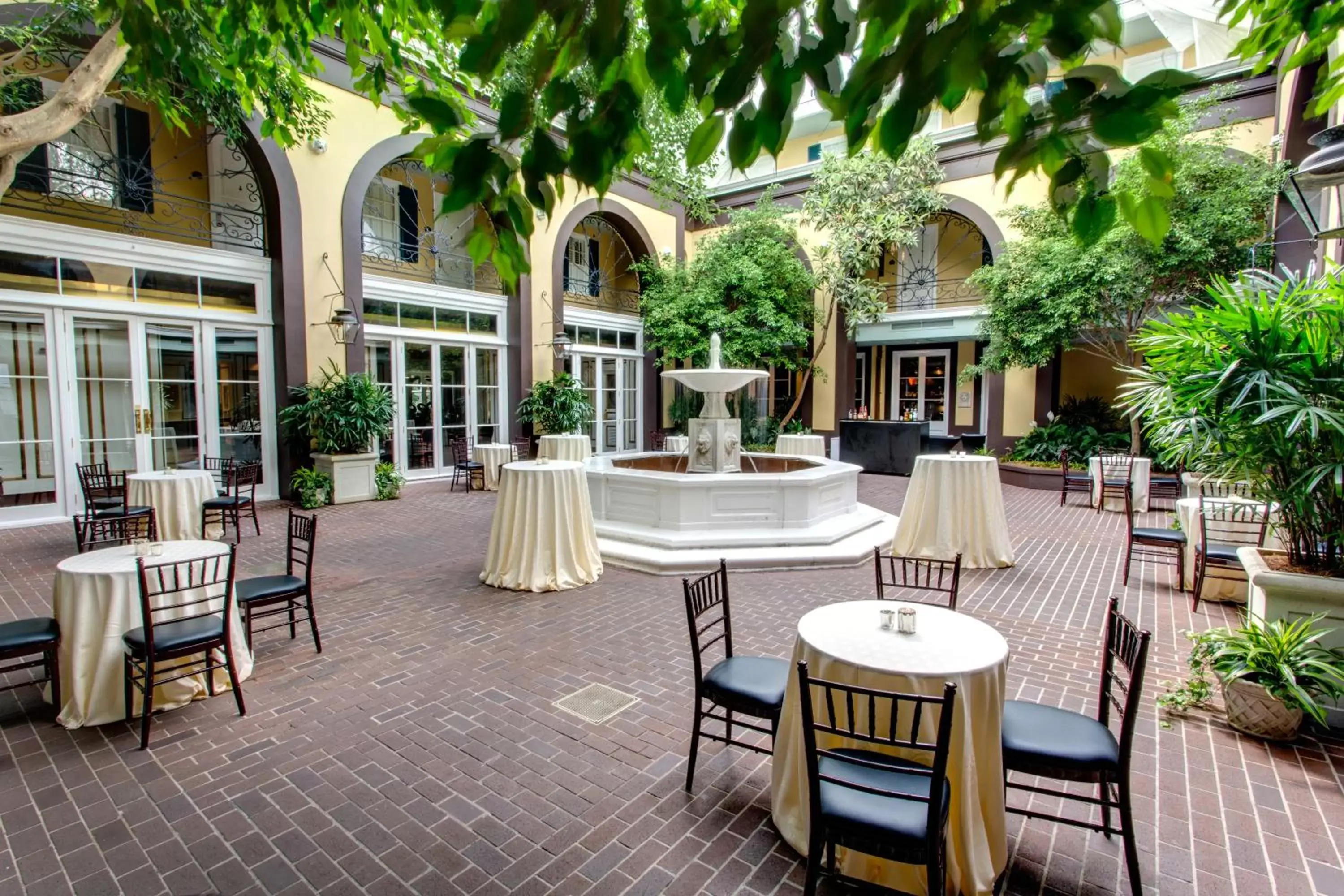 Patio, Restaurant/Places to Eat in Hotel Mazarin