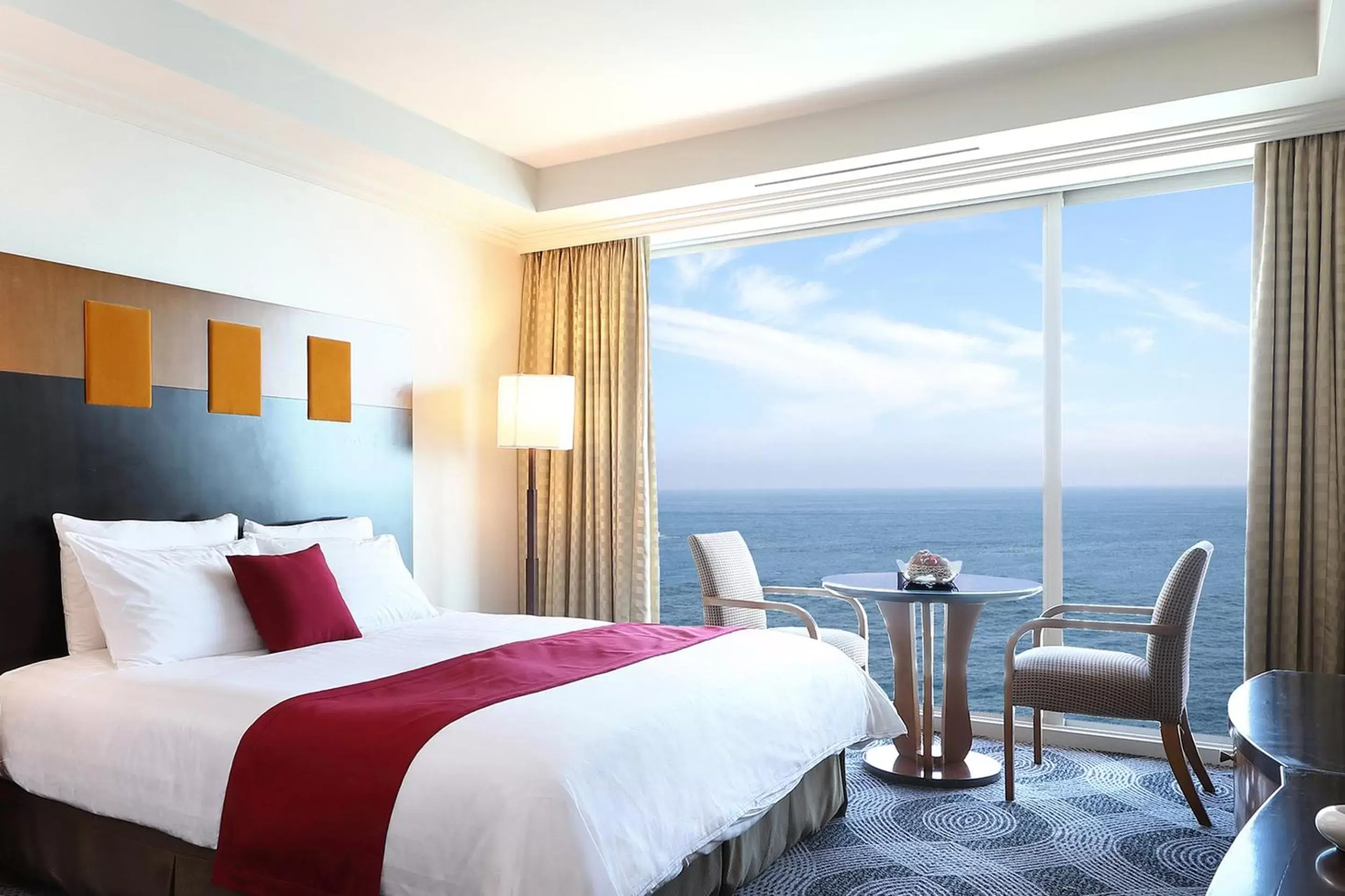 Deluxe Double Room with Sea View in Ramada Plaza by Wyndham Jeju Ocean Front Deluxe Double Room with Sea View in Ramada Plaza by Wyndham Jeju Ocean Front
