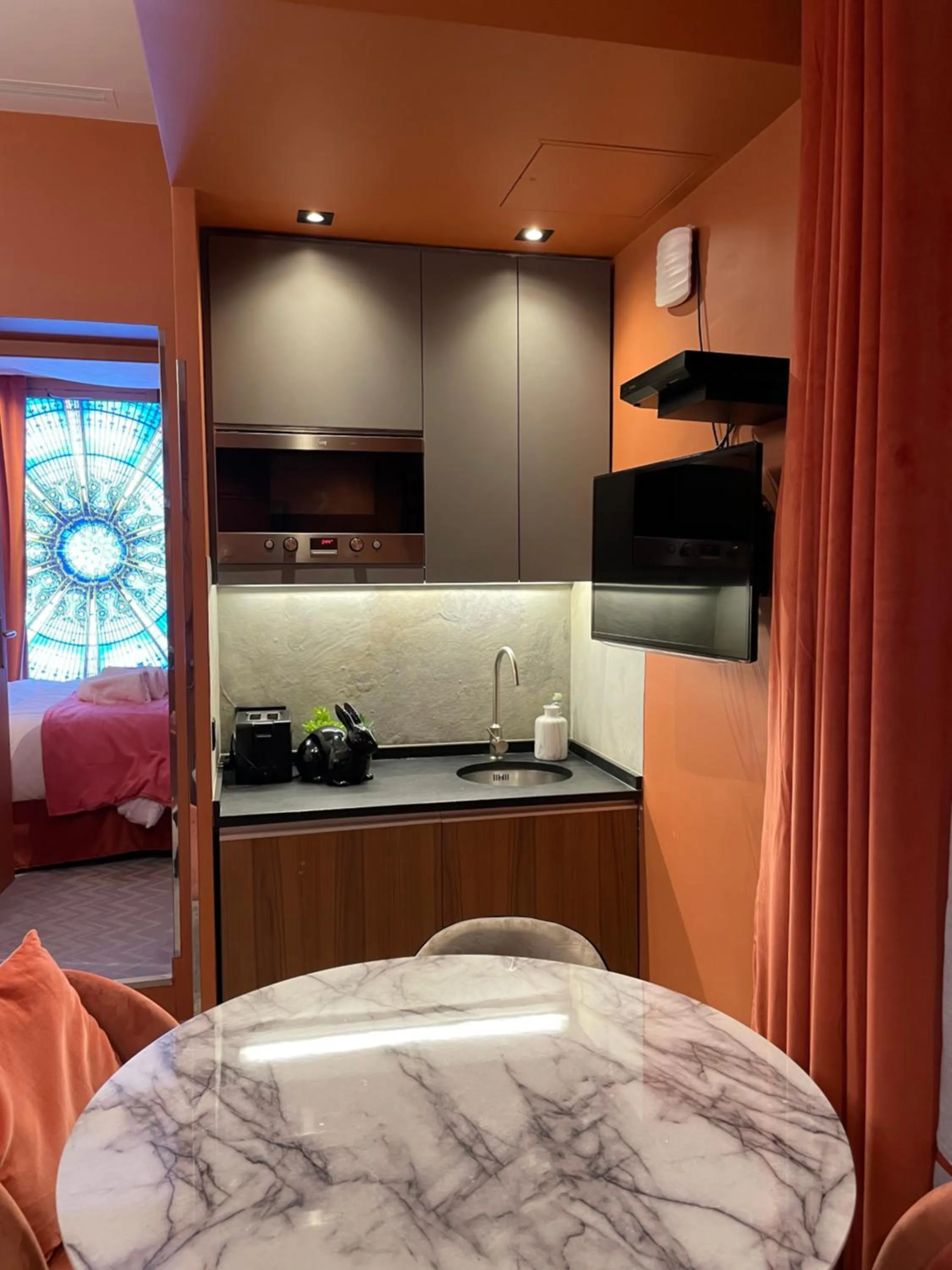 Kitchen or kitchenette, Bed in Hotel 33 Marbeuf