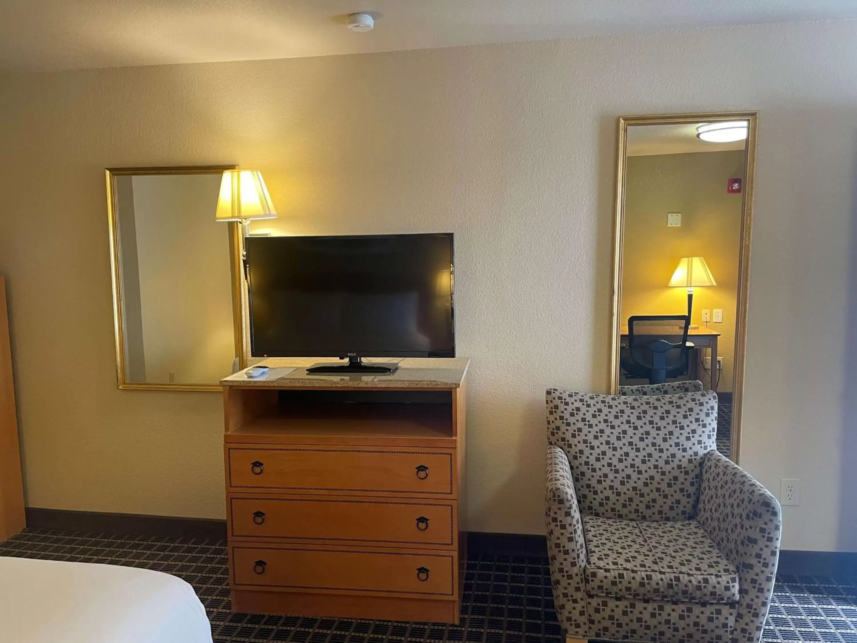 Bedroom, TV/Entertainment Center in SureStayPlus Hotel by Best Western San Jose Central City