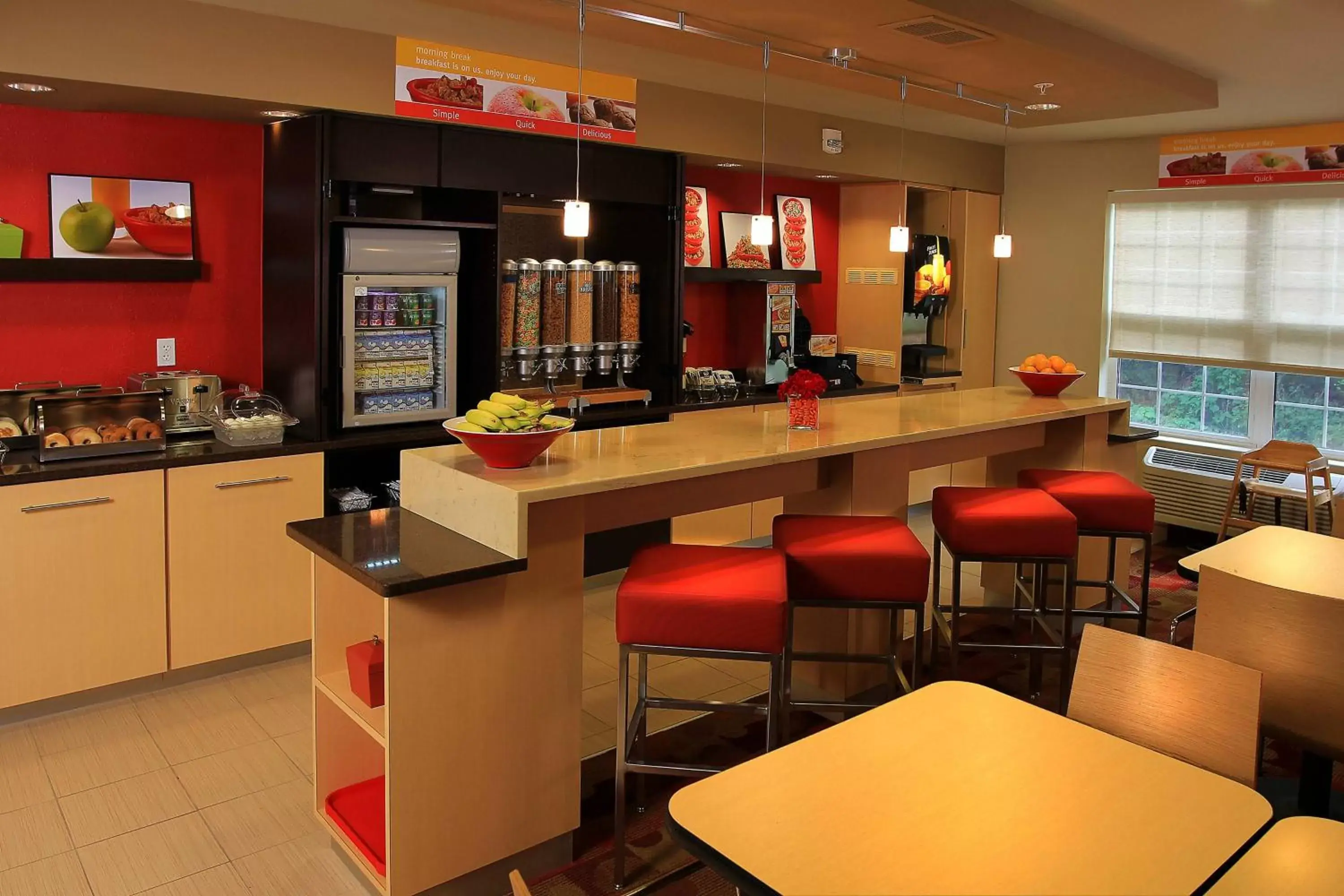 Breakfast, Lounge/Bar in TownePlace Suites by Marriott East Lansing